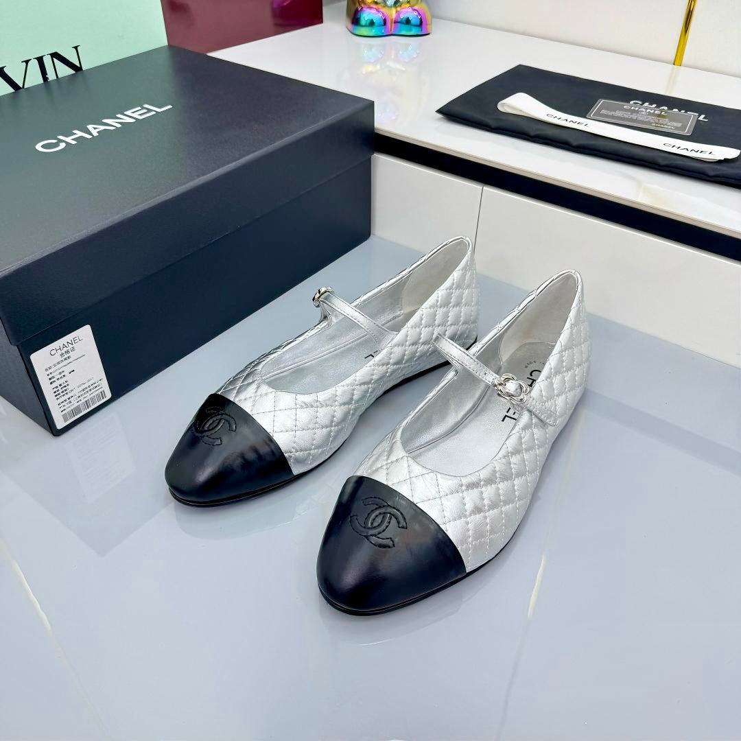 CHANEL MARY JANE FLAT 25S IN SILVER LAMBSKIN EMBOSSED LOGO