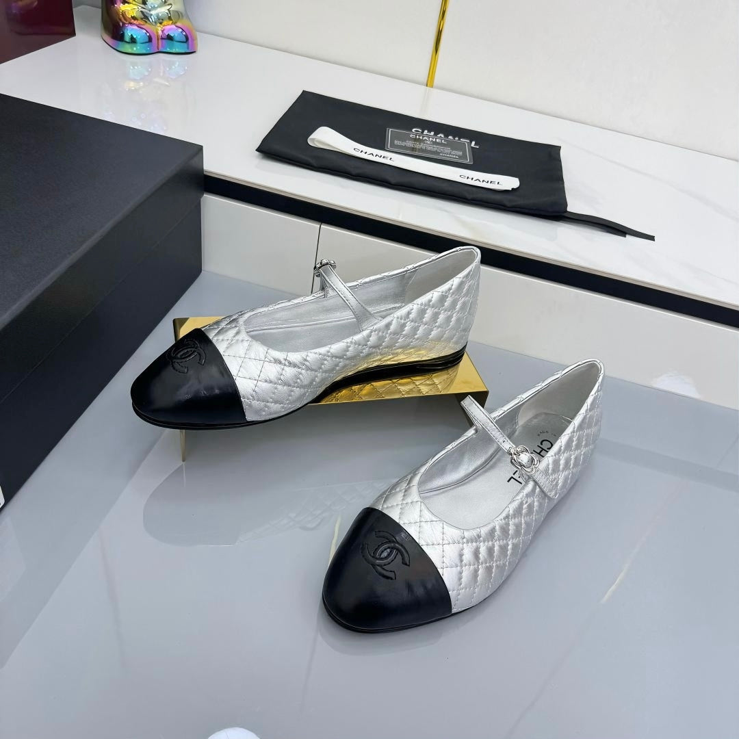 CHANEL MARY JANE FLAT 25S IN SILVER LAMBSKIN EMBOSSED LOGO