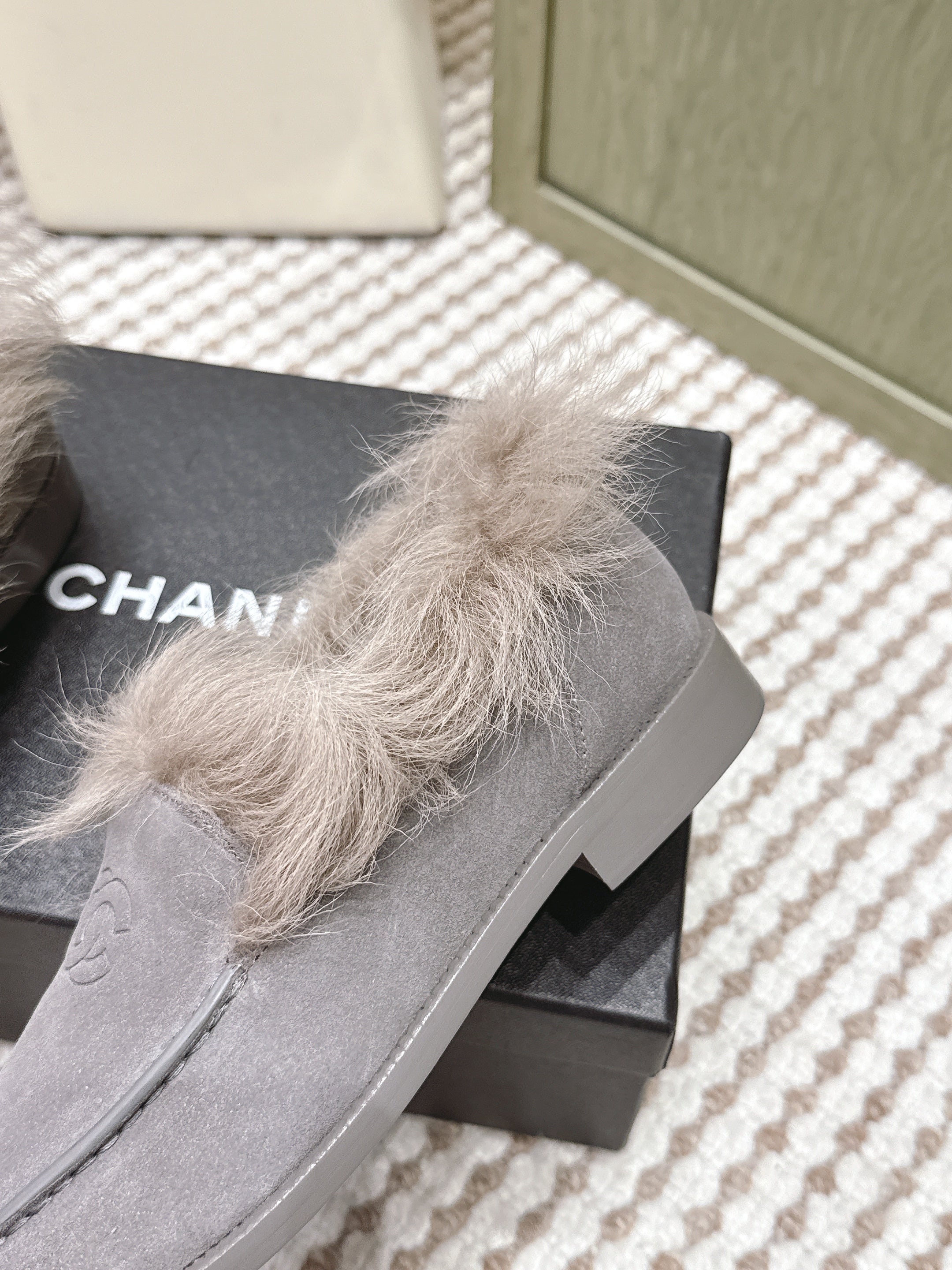 CHANEL 25S LOAFERS MOASIN IN LIGHT GRAY SUEDE WITH LIGHT BEIGE MINK FUR LINING
