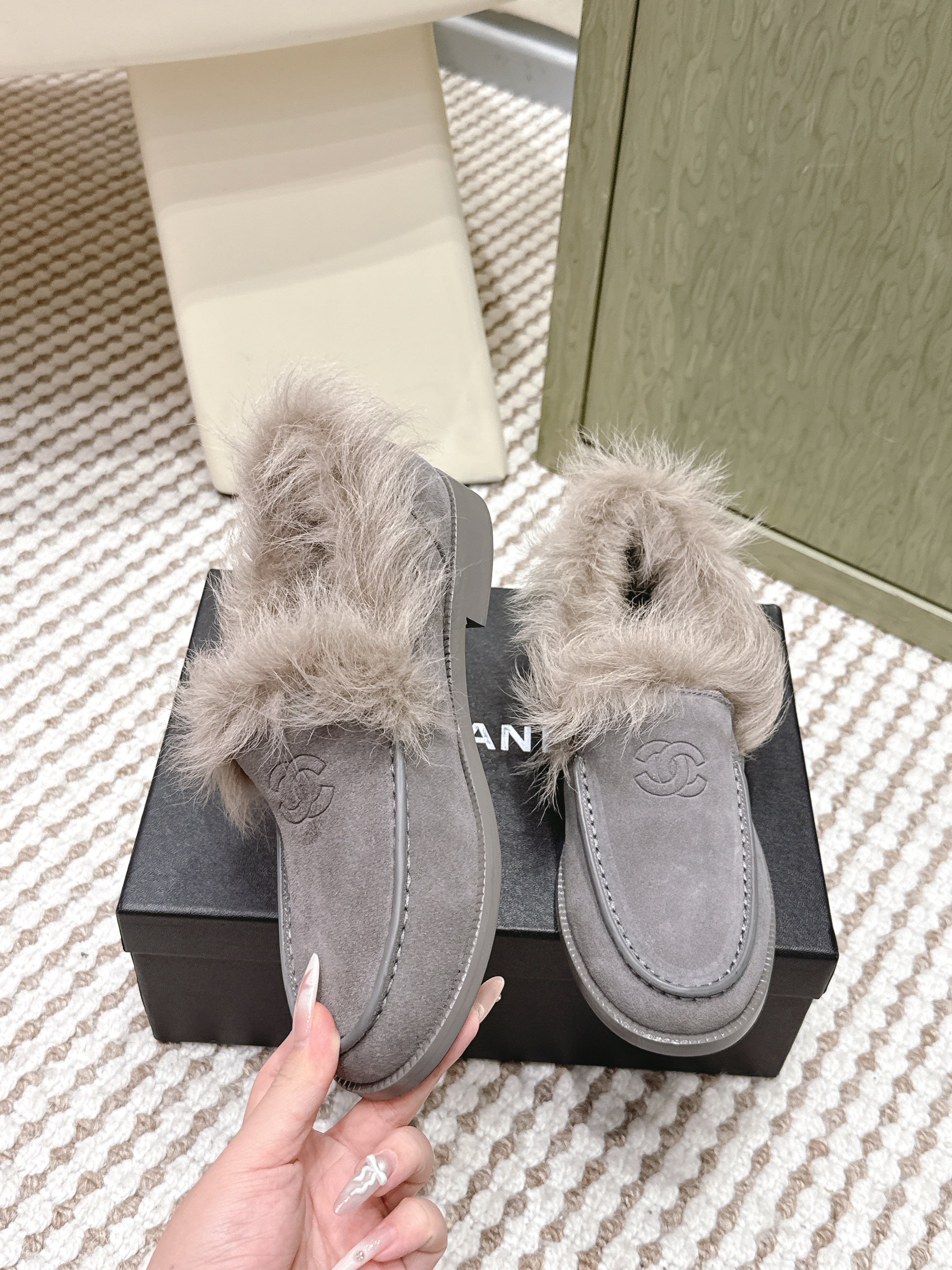 CHANEL 25S LOAFERS MOASIN IN LIGHT GRAY SUEDE WITH LIGHT BEIGE MINK FUR LINING