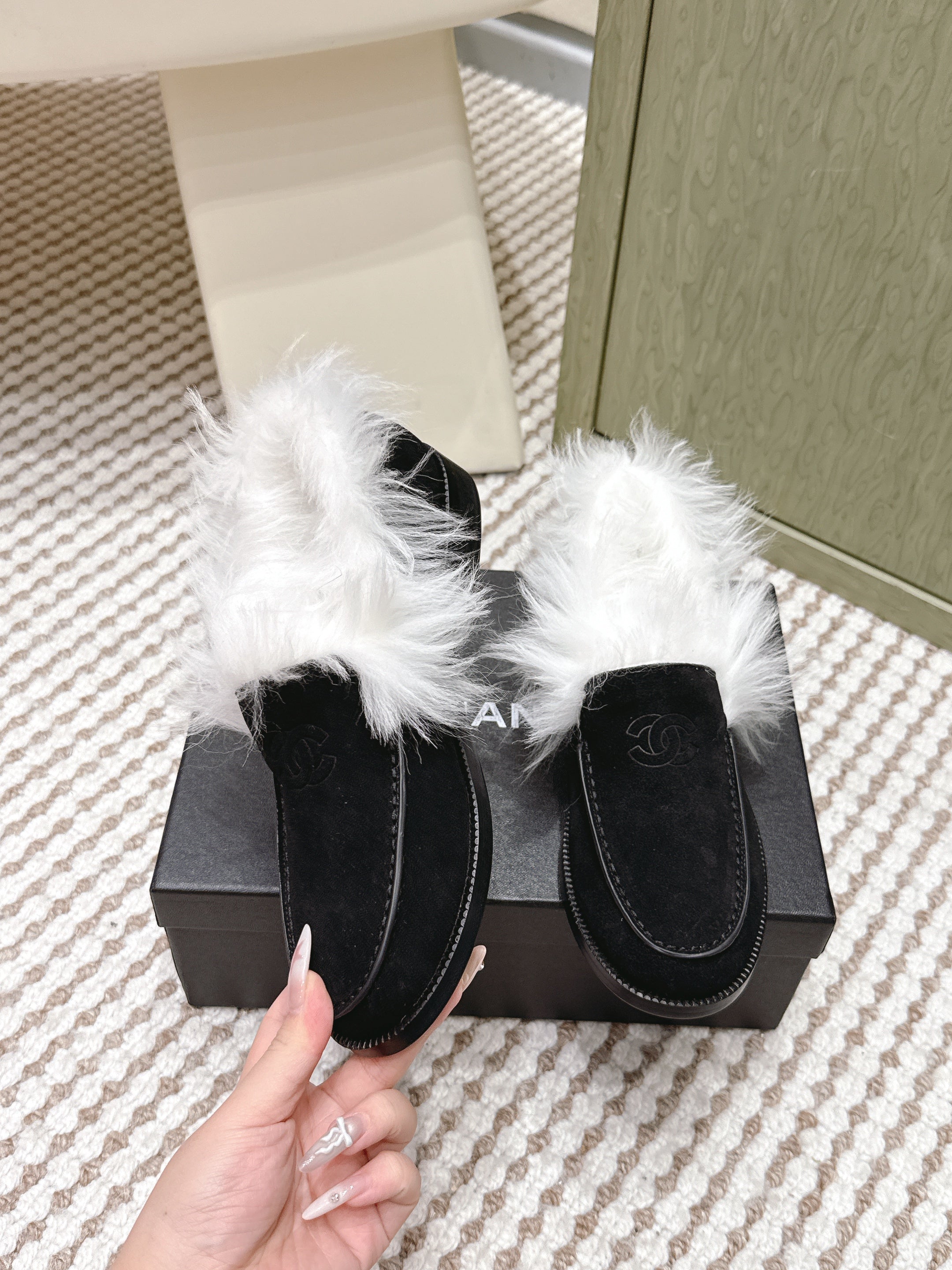 CHANEL 25S LOAFERS MOASIN IN BLACK SUEDE WITH WHITE MINK FUR LINING