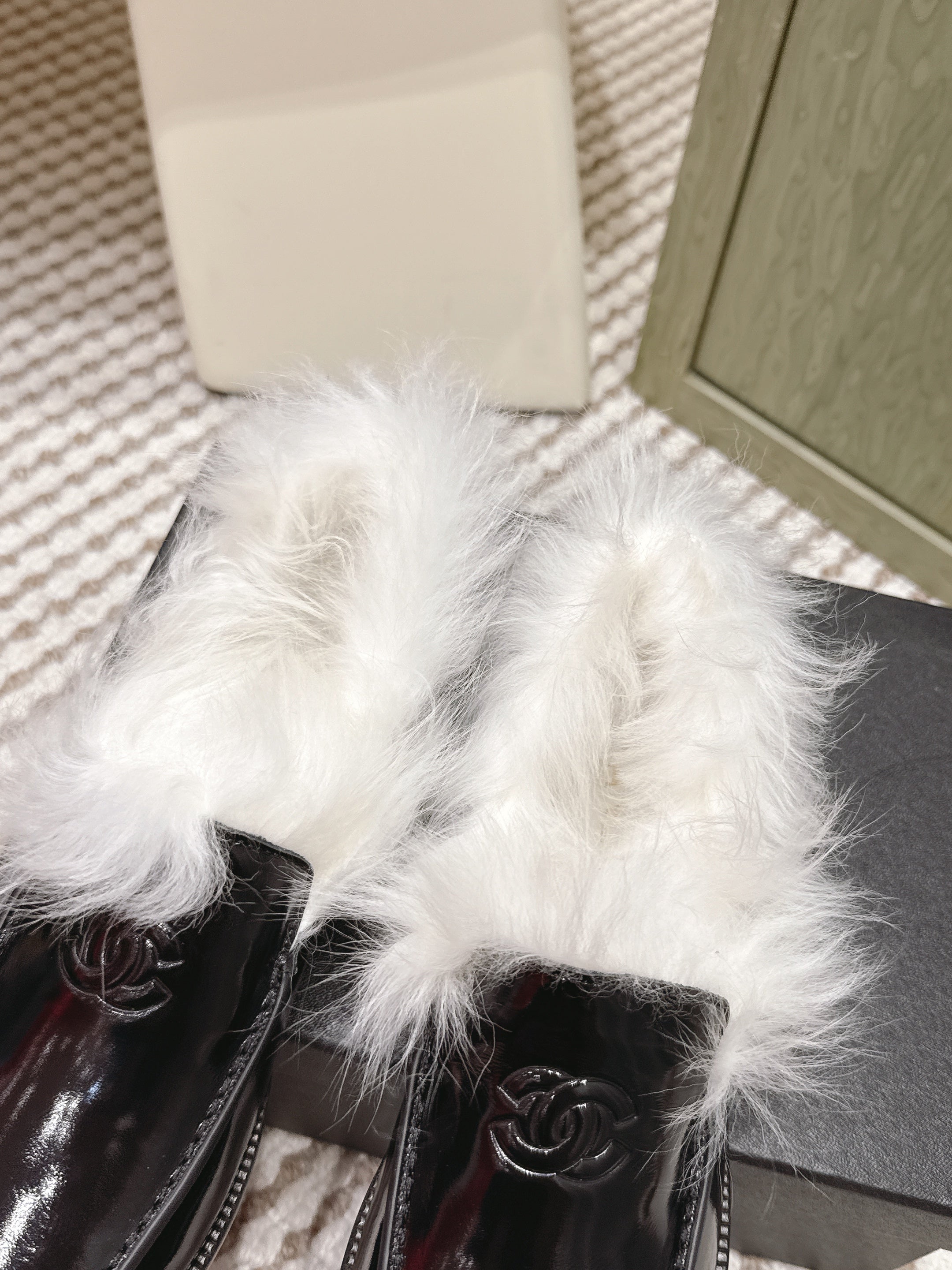 CHANEL 25S LOAFERS MOASIN IN BLACK GLOSSY CALFSKIN WITH WHITE MINK FUR LINING
