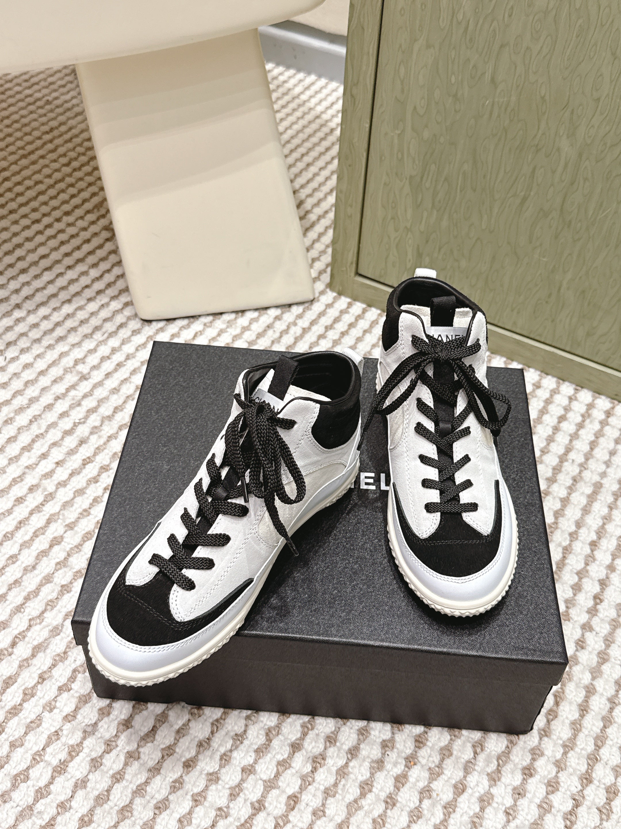 CHANEL 25S HIGH-TOP SNEAKERS IN BLACK AND WHITE CALFSKIN AND SUEDE