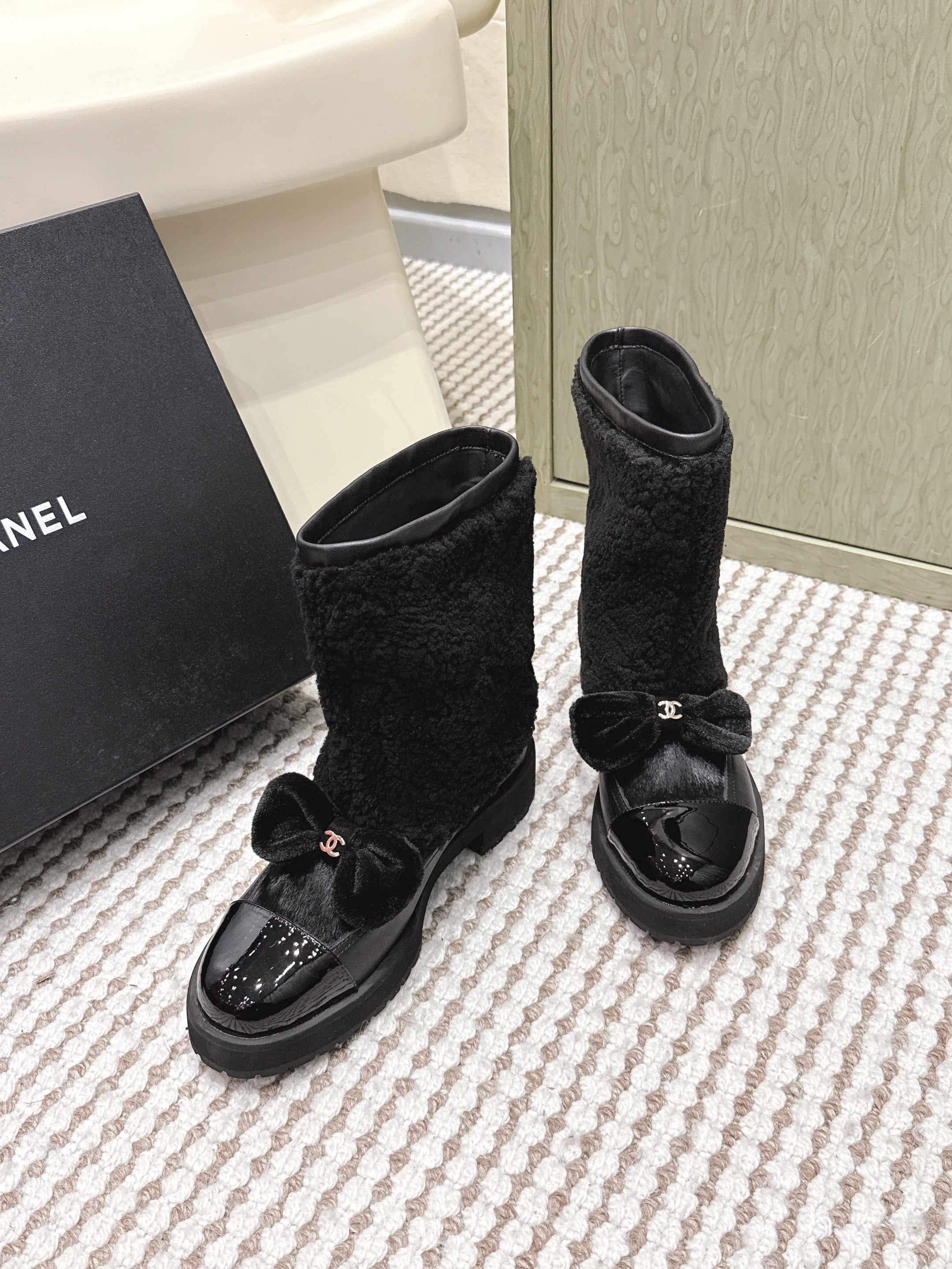 CHANEL 25S ANKLE BOOTS IN BLACK SHEARLING LAMBSKIN AND PATENT CALFSKIN
