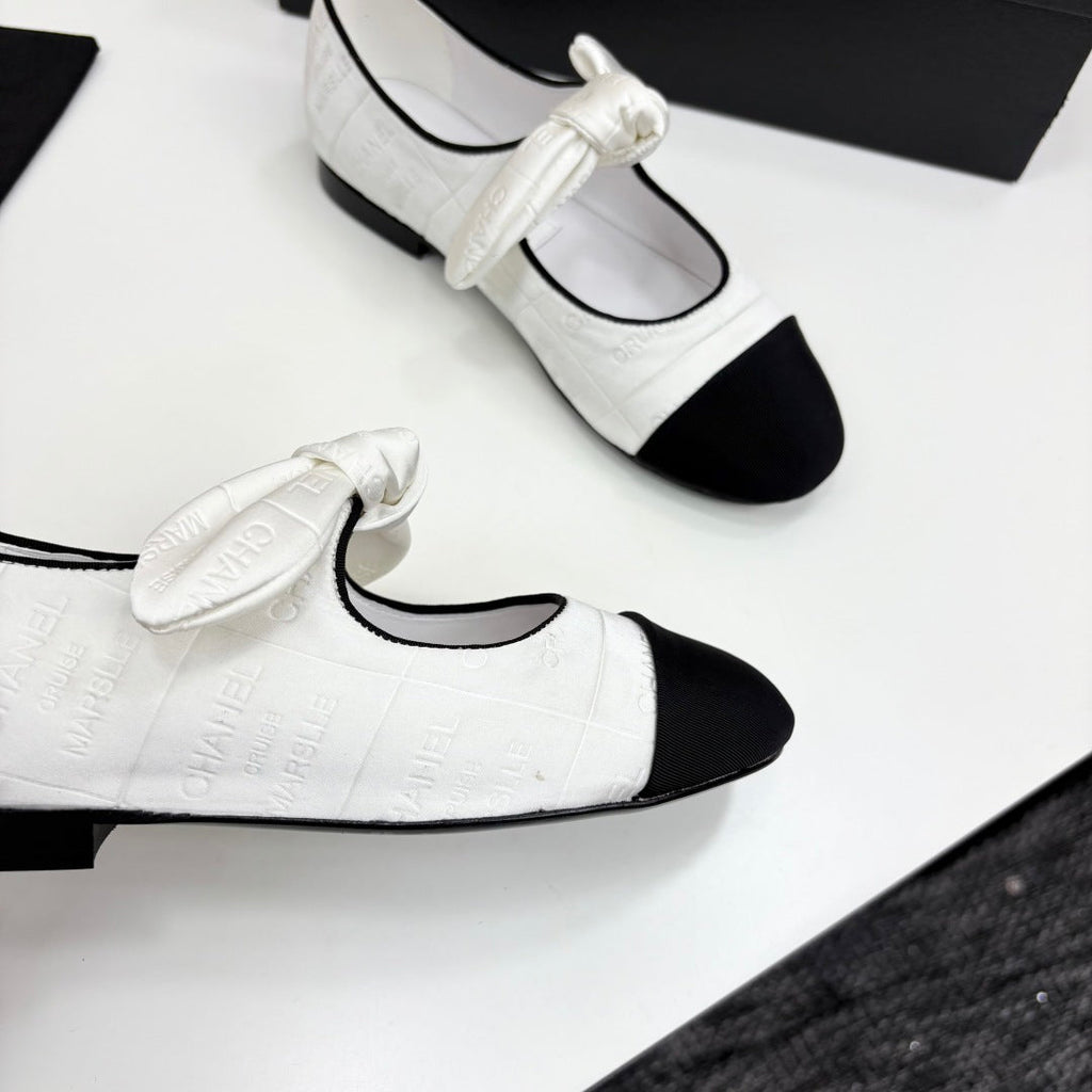 CHANEL BALLET FLATS 25S IN WHITE AND BLACK FABRIC WITH BOW