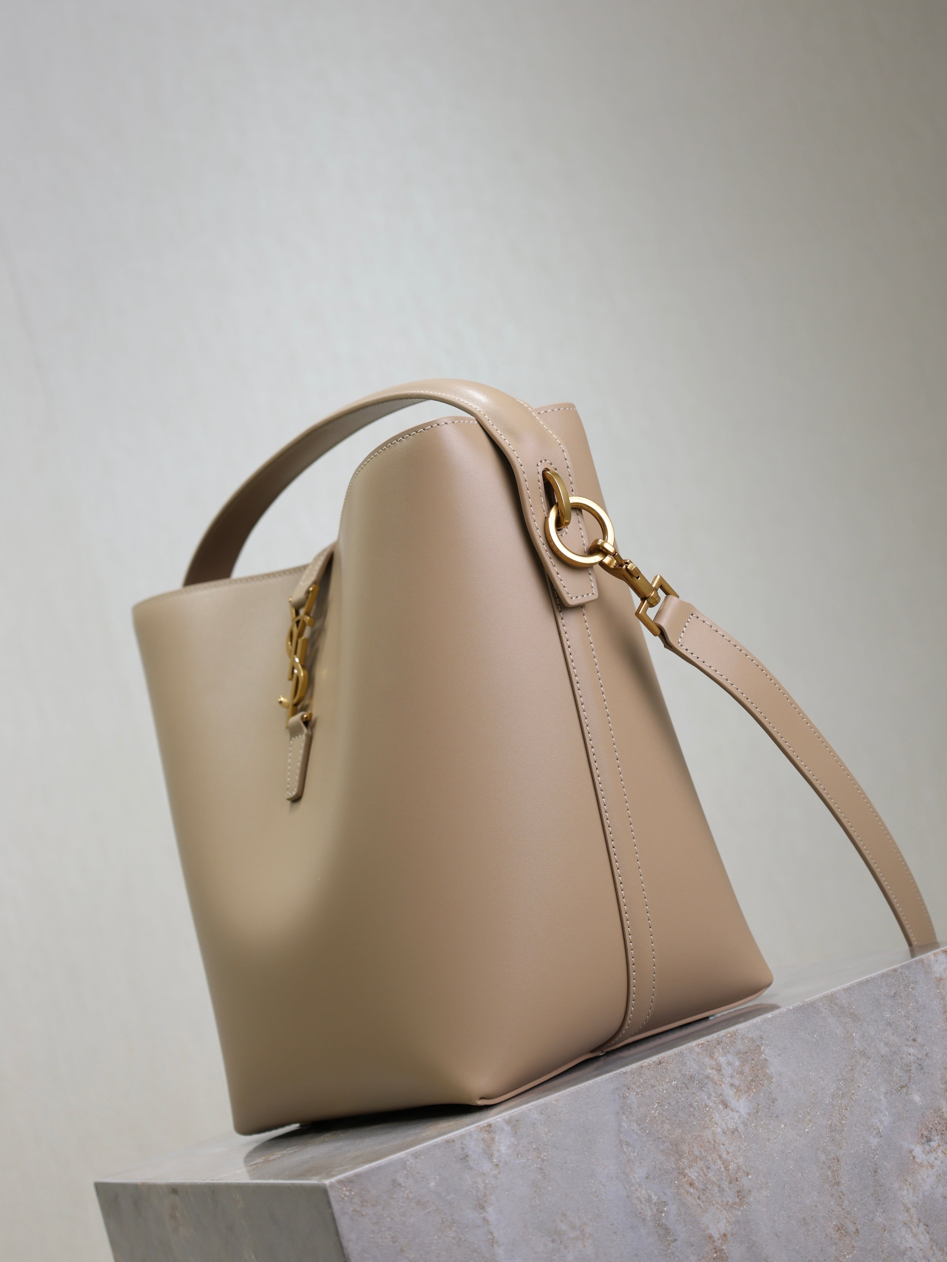 YSL 25S LE 5 À 7 BUCKET 26 IN NUDE CALFSKIN GOLD HARDWRE