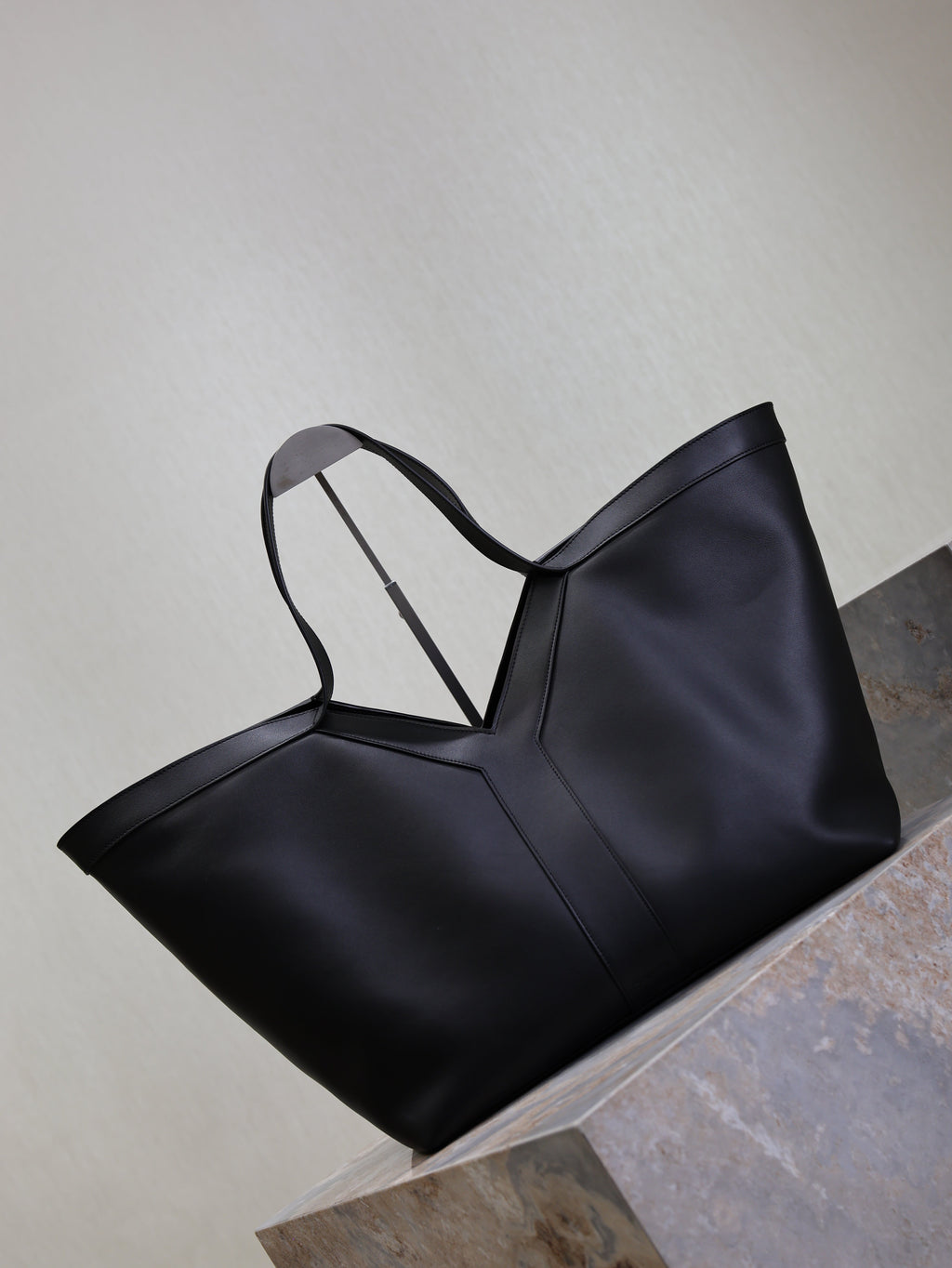 YSL 25S Y TOTE 50 IN BLACK CALFSKIN GOLD HARDWRE