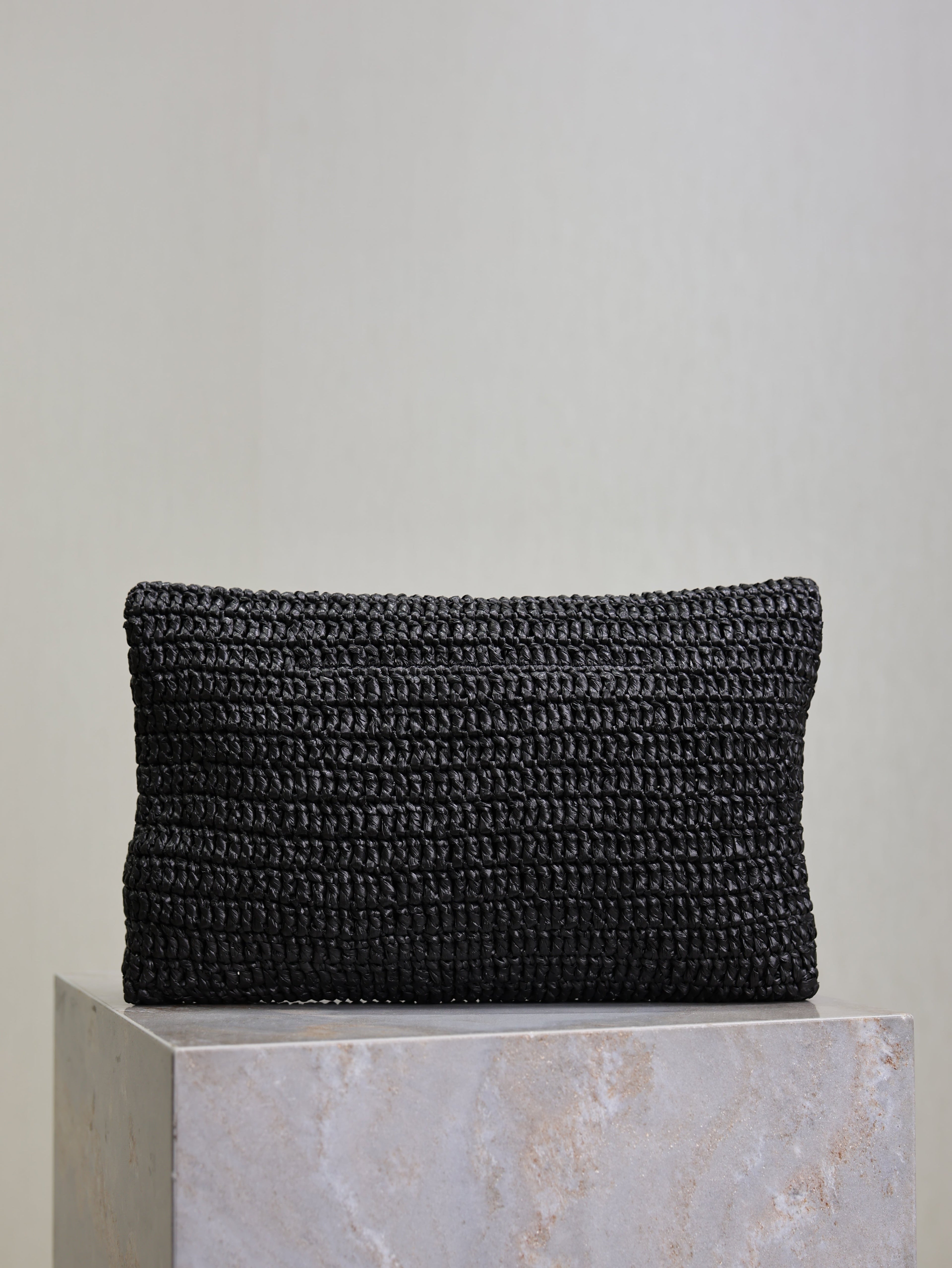 YSL 25S CASSANDRE LARGE ENVELOPE POUCH 29 IN BLACK RAFFIA GOLD HARDWARE