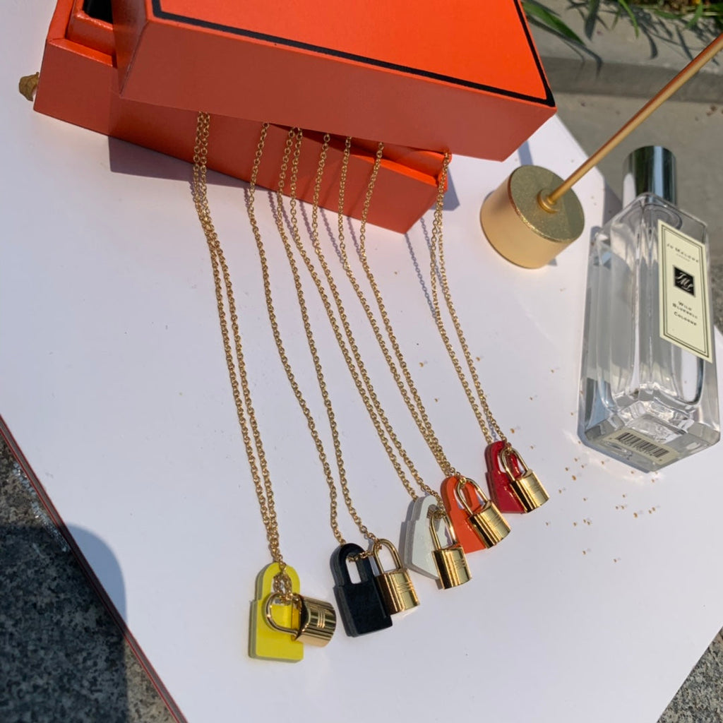 18K O'Kelly Orange Pendant Hermes Necklace