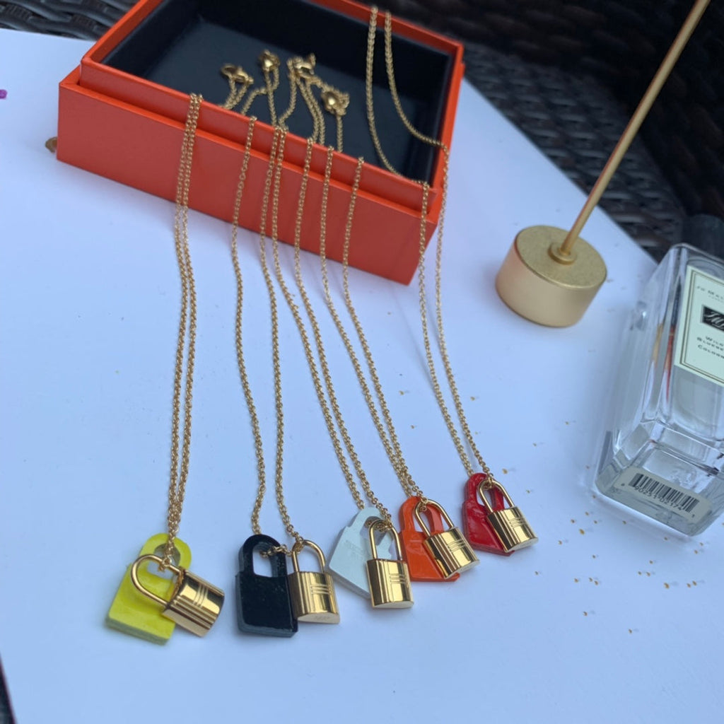 18K O'Kelly Orange Pendant Hermes Necklace