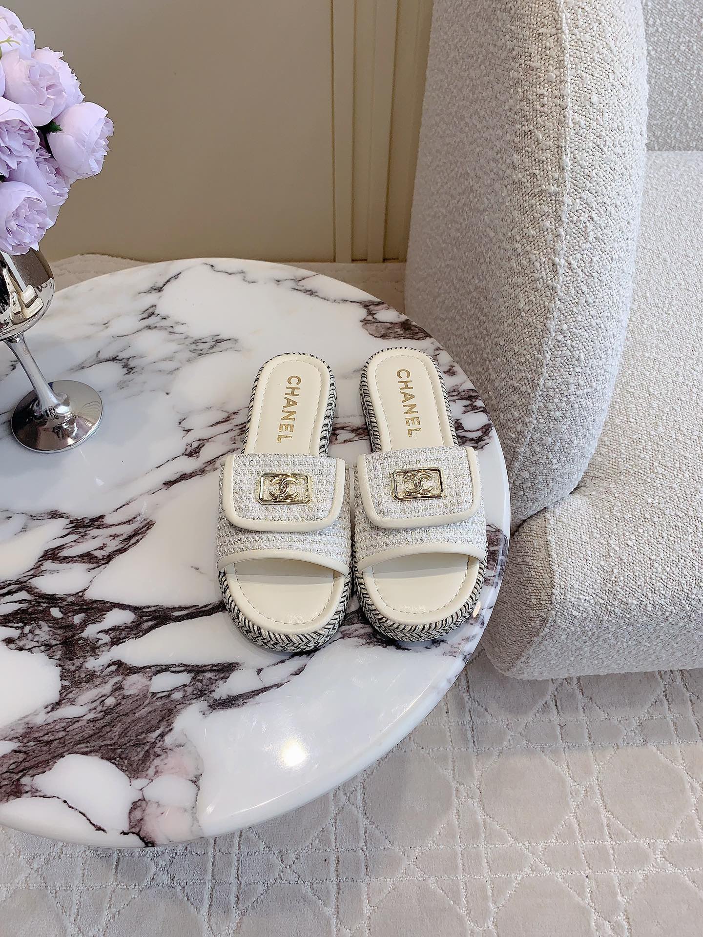 CHANEL PLATFORM SLIPPERS IN WHITE WOOL AND LAMBSKIN
