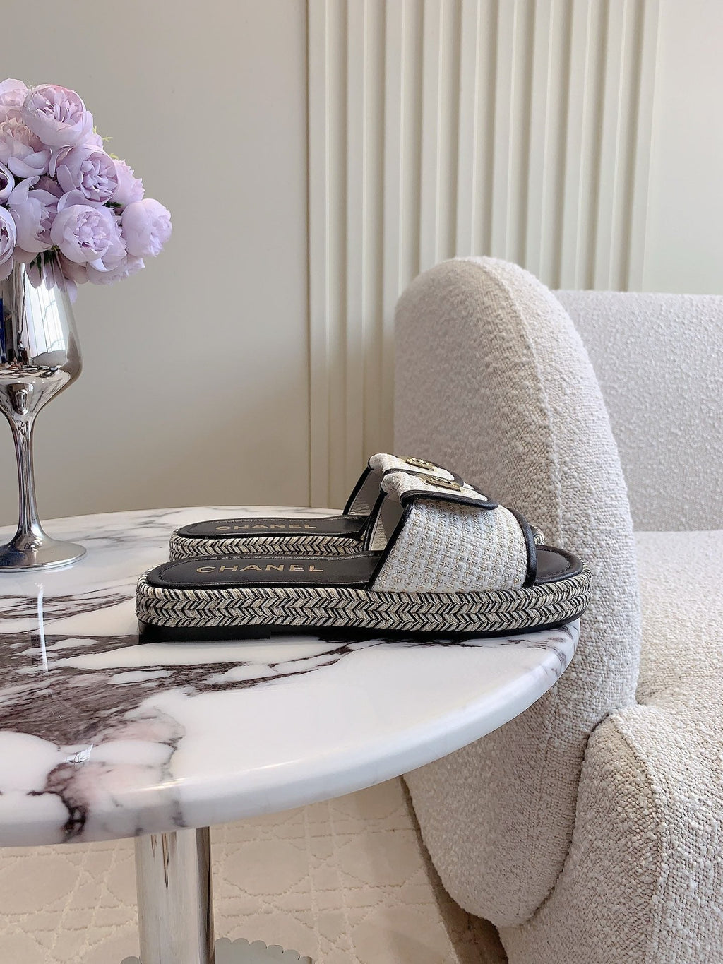 CHANEL PLATFORM SLIPPERS IN WHITE WOOL AND BLACK LAMBSKIN
