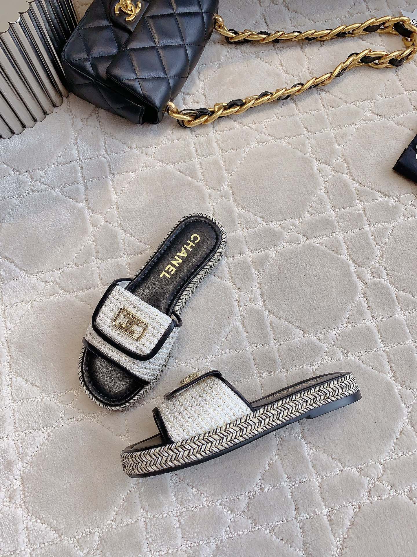CHANEL PLATFORM SLIPPERS IN WHITE WOOL AND BLACK LAMBSKIN