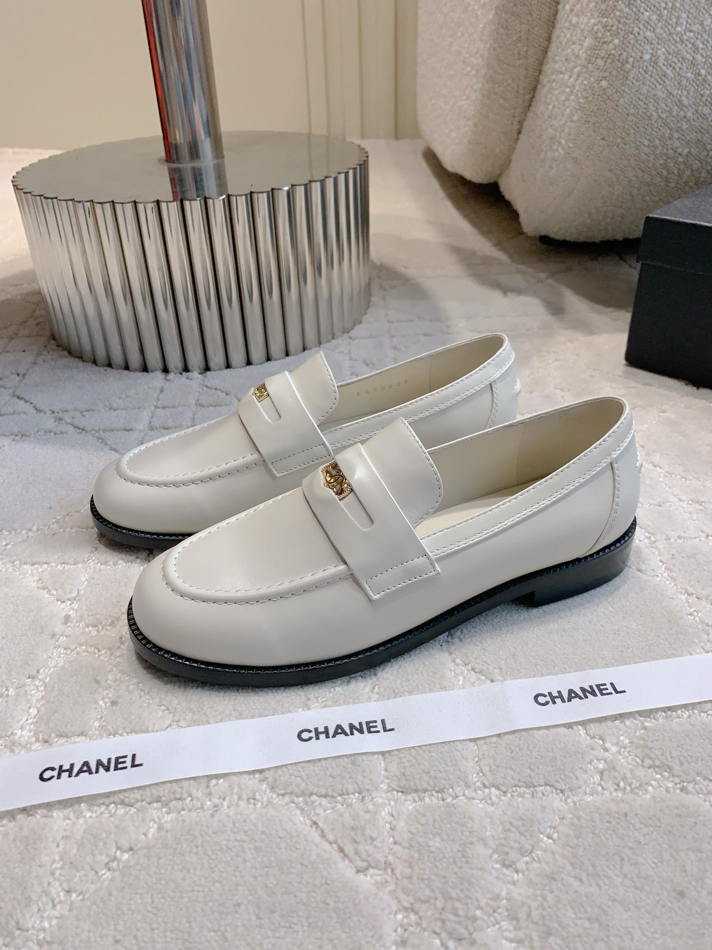 CHANEL 25S MOASINS IN WHITE CALFSKIN GOLD HARDWARE