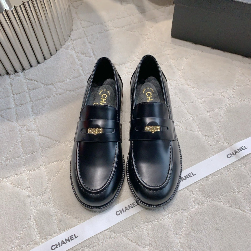 CHANEL 25S MOASINS IN BLACK SHINY CALFSKIN GOLD HARDWARE