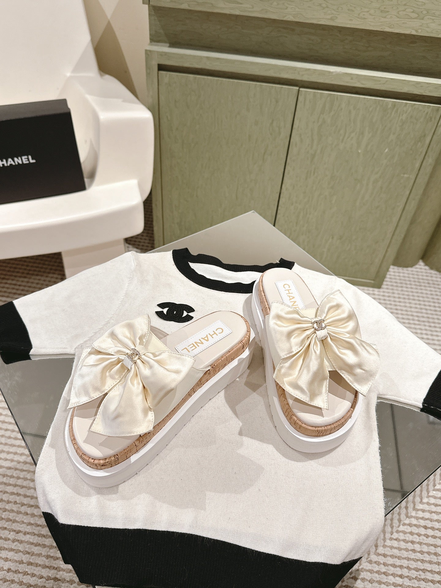 CHANEL SLIPPERS WITH SILK BOW IN WHITE COWHIDE