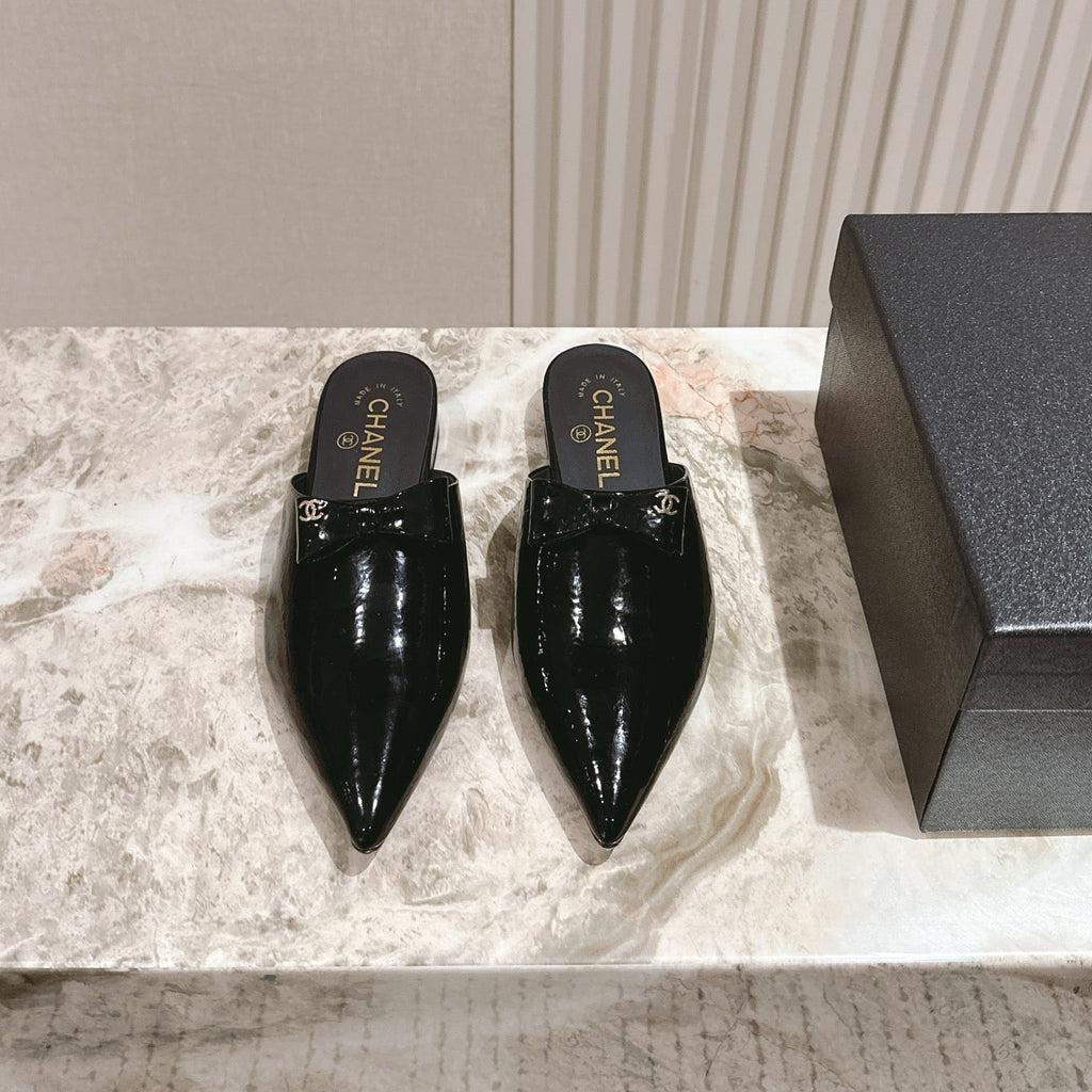 CHANEL FLAT MULES 25S IN BLACK PATENT LEATHER
