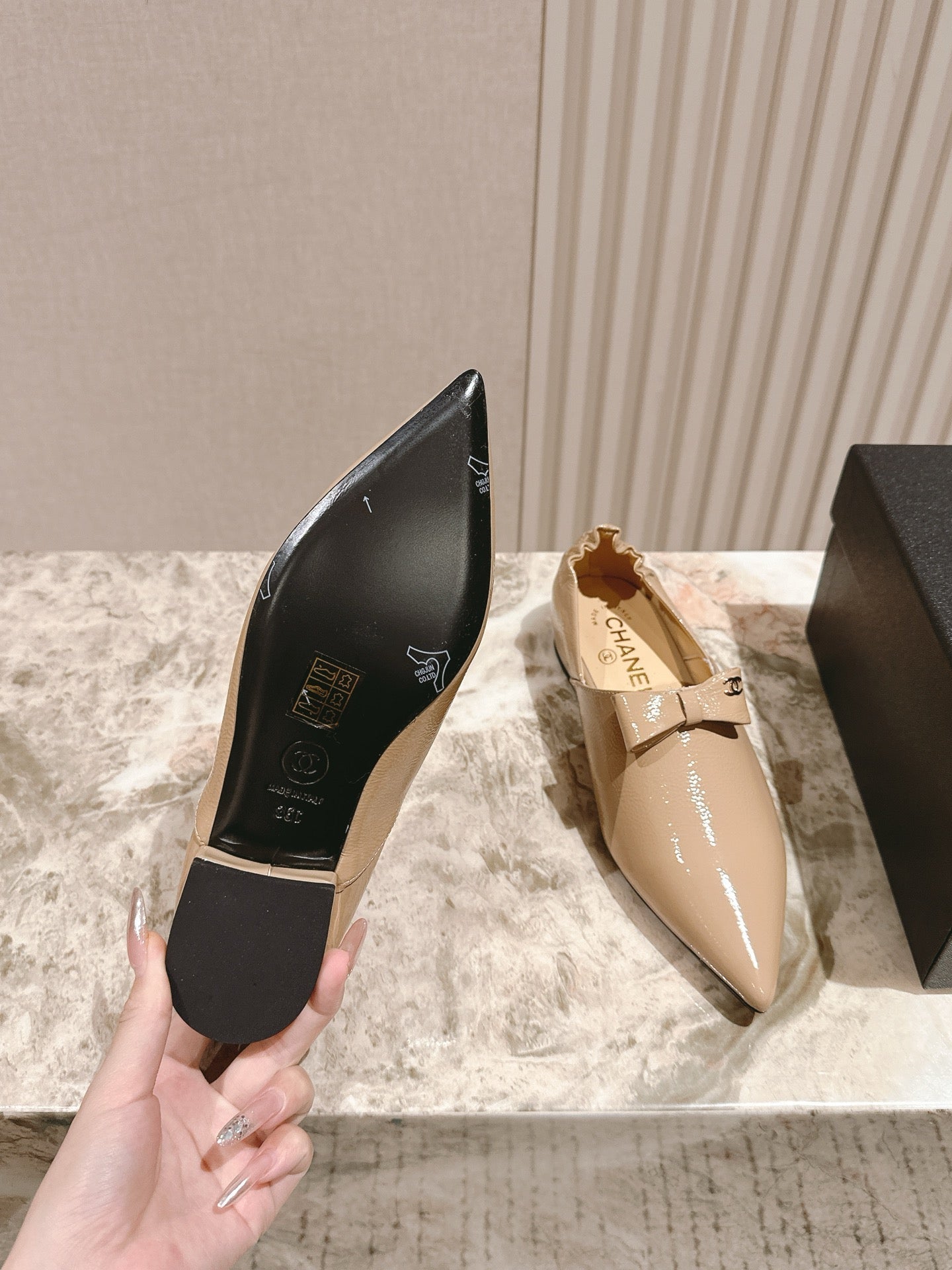 CHANEL FLATS 25S IN BEIGE PATENT LEATHER