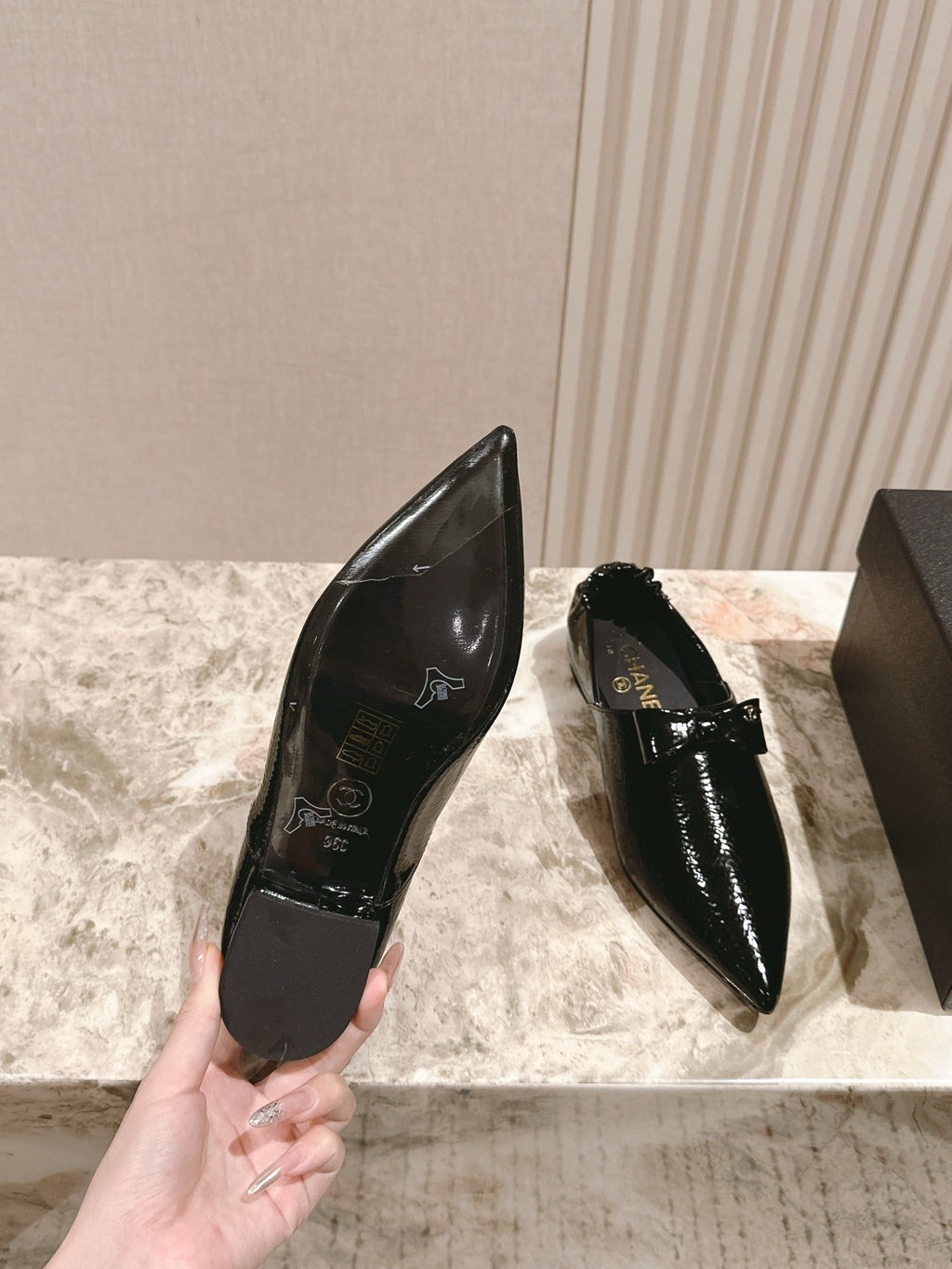 CHANEL FLATS 25S IN BLACK PATENT LEATHER