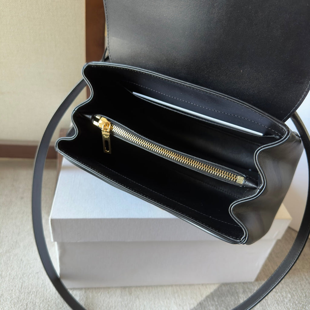 CELINE CLASSIQUE BAG 23 IN BLACK CALFSKIN GOLD HARDWARE