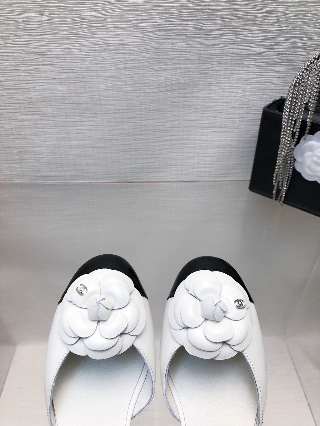 CHANEL WHITE MIX BLACK LAMBSKIN CAMELLIA HOLLOW SANDAL