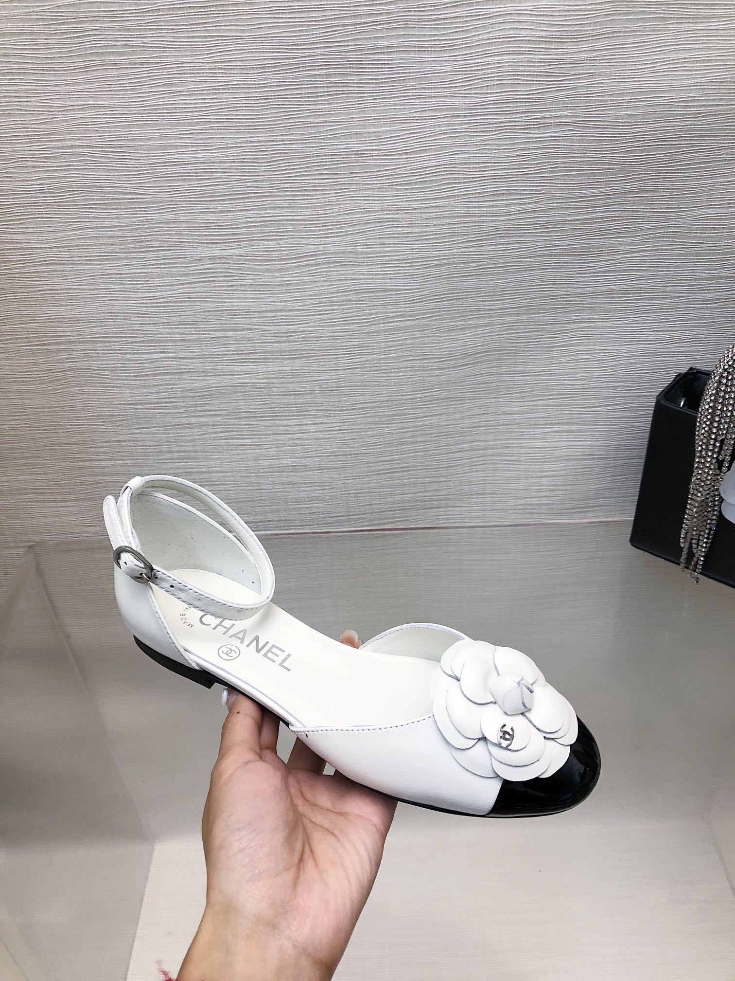 CHANEL WHITE MIX BLACK LAMBSKIN CAMELLIA HOLLOW SANDAL