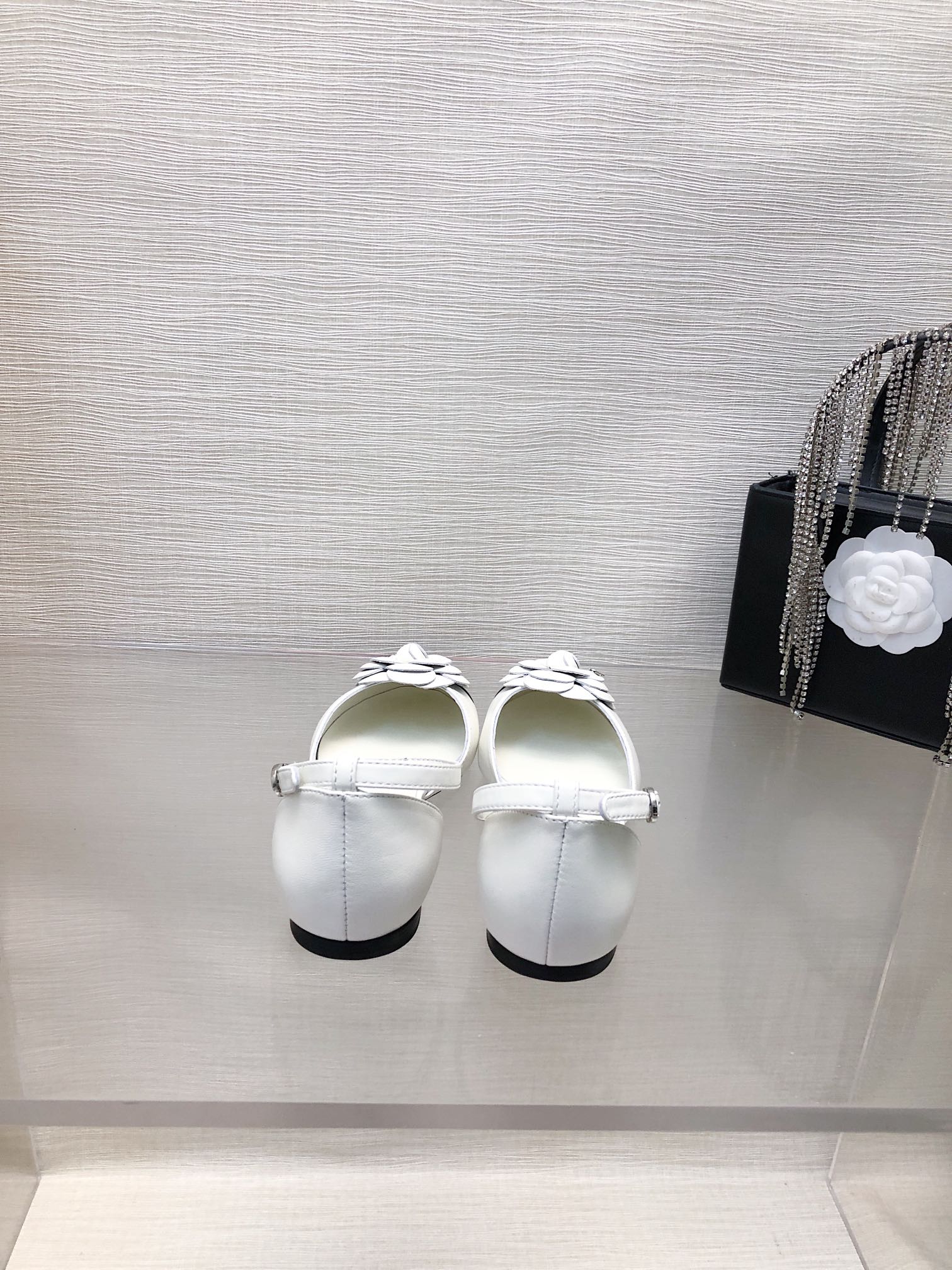 CHANEL WHITE MIX BLACK LAMBSKIN CAMELLIA HOLLOW SANDAL