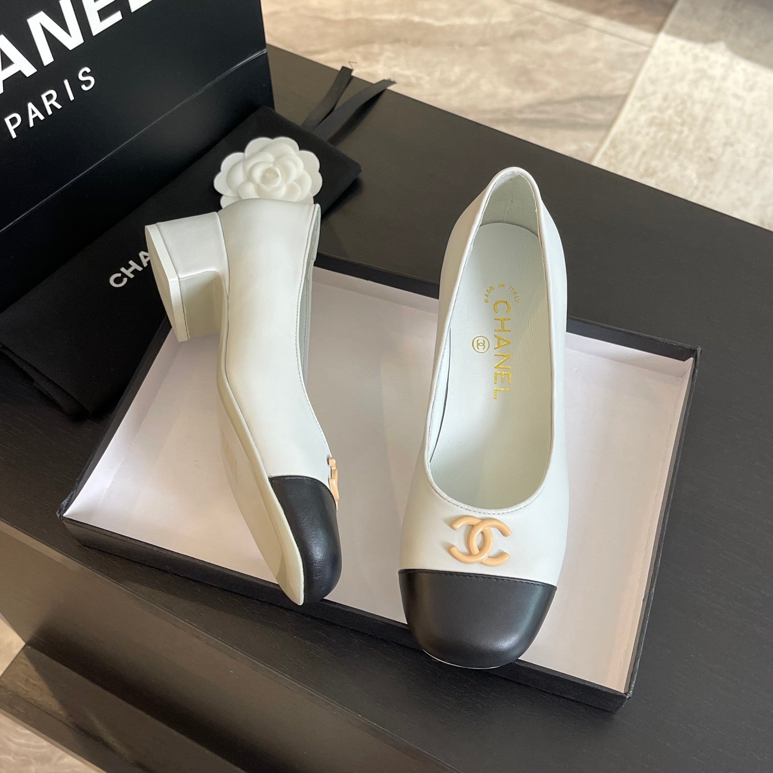 CHANEL PUMP WHITE MIX BLACK CALFSKIN