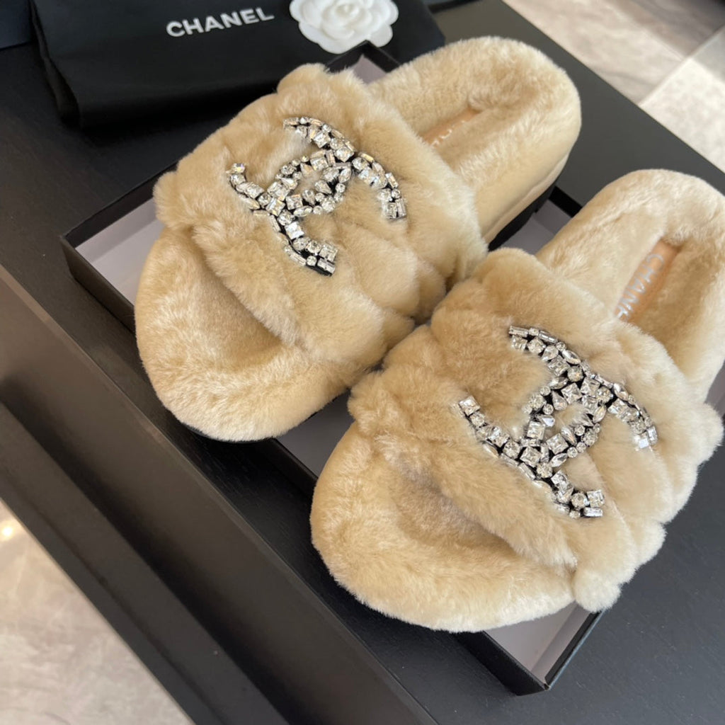 CHANEL SLIPPERS IN BEIGE CREAM FUR