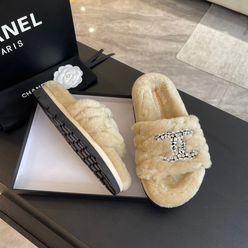 CHANEL SLIPPERS IN BEIGE CREAM FUR