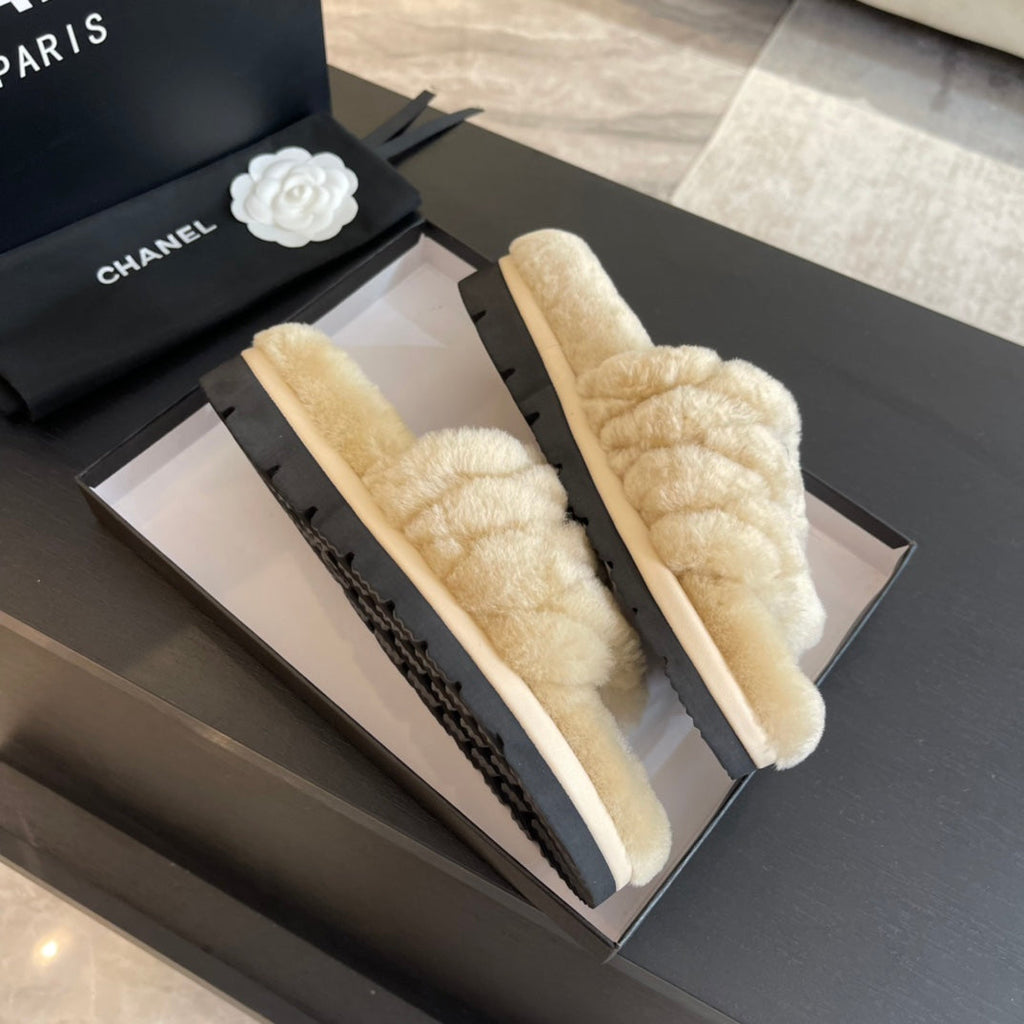 CHANEL SLIPPERS IN BEIGE CREAM FUR