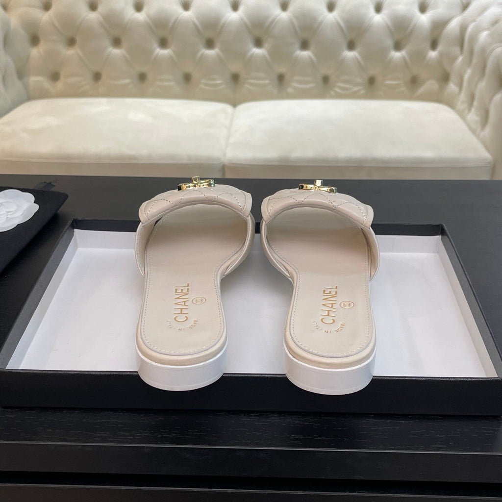 CHANEL FLAT MULE IN WHITE LAMBSKIN