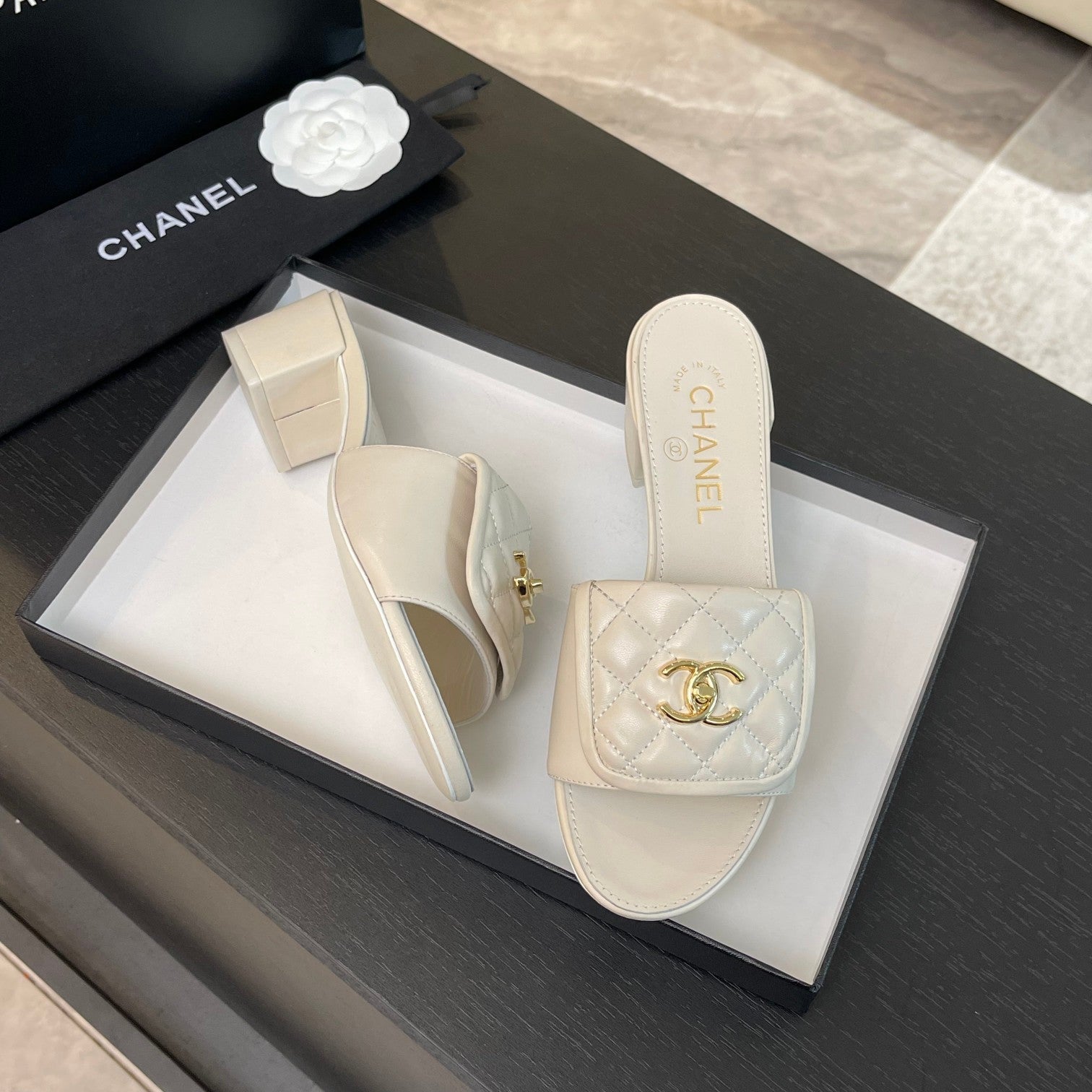 CHANEL MID-HEEL 5 CM MULE IN WHITE LAMBSKIN