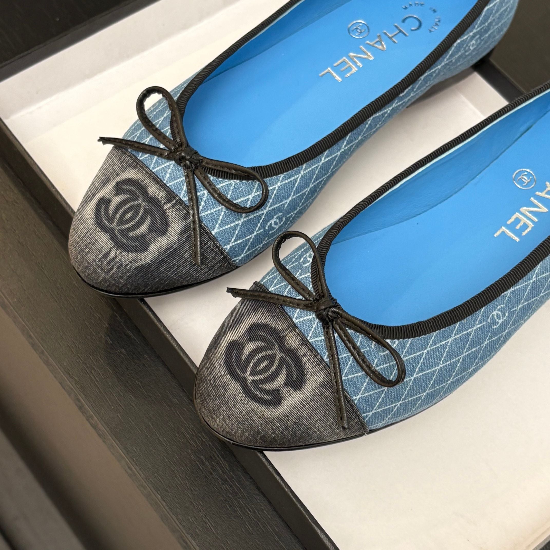 CHANEL BALLET FLATS IN LIGHT BLUE MIX BLACK MONOGRAM DENIM
