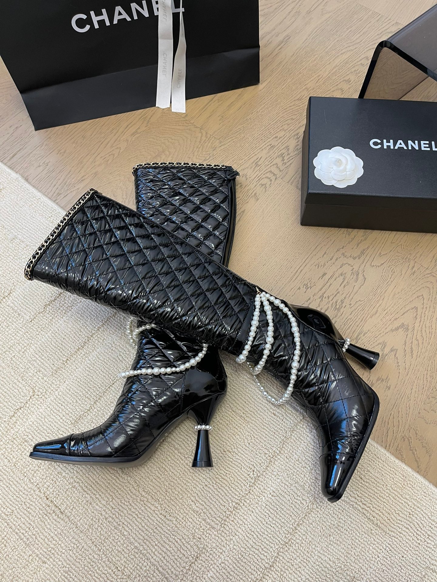 CHANEL KNEE HIGH BOOTS 8 CM IN BLACK CALFSKIN WITH PEARL CHAIN
