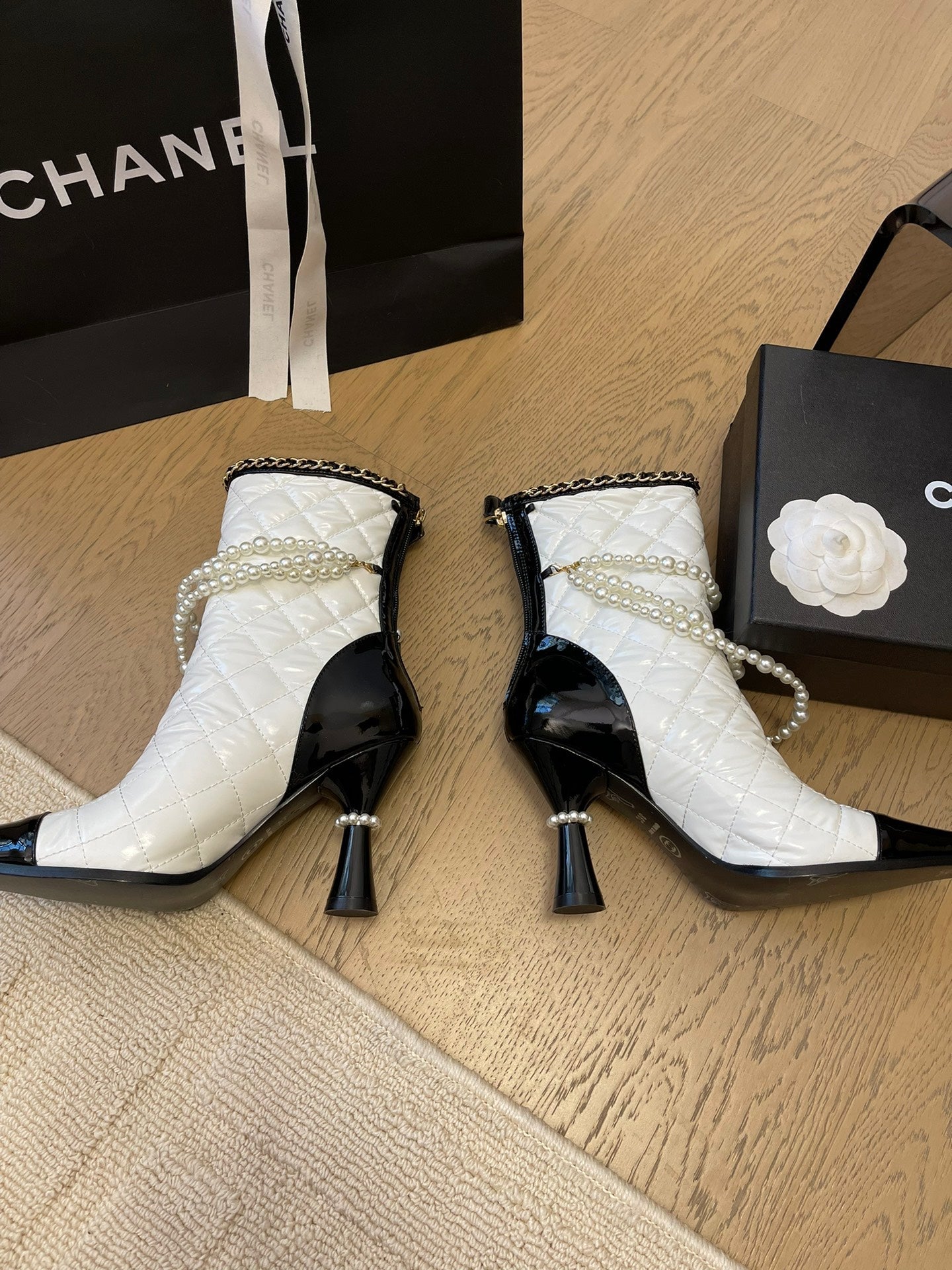 CHANEL HIGH HEELS 8CM BOOTS IN WHITE MIX BLACK CALFSKIN WITH PEARL CHAIN
