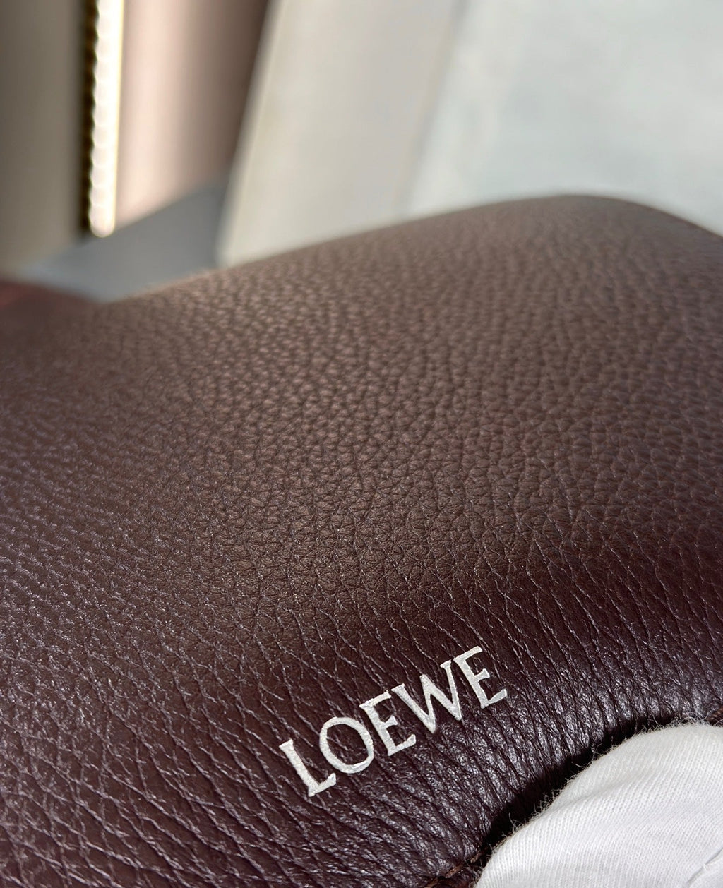 MEDIUM 23 PEBBLE MESSENGER BAG IN HICKORY BROWN SUPPLE GRAINED CALFSKIN