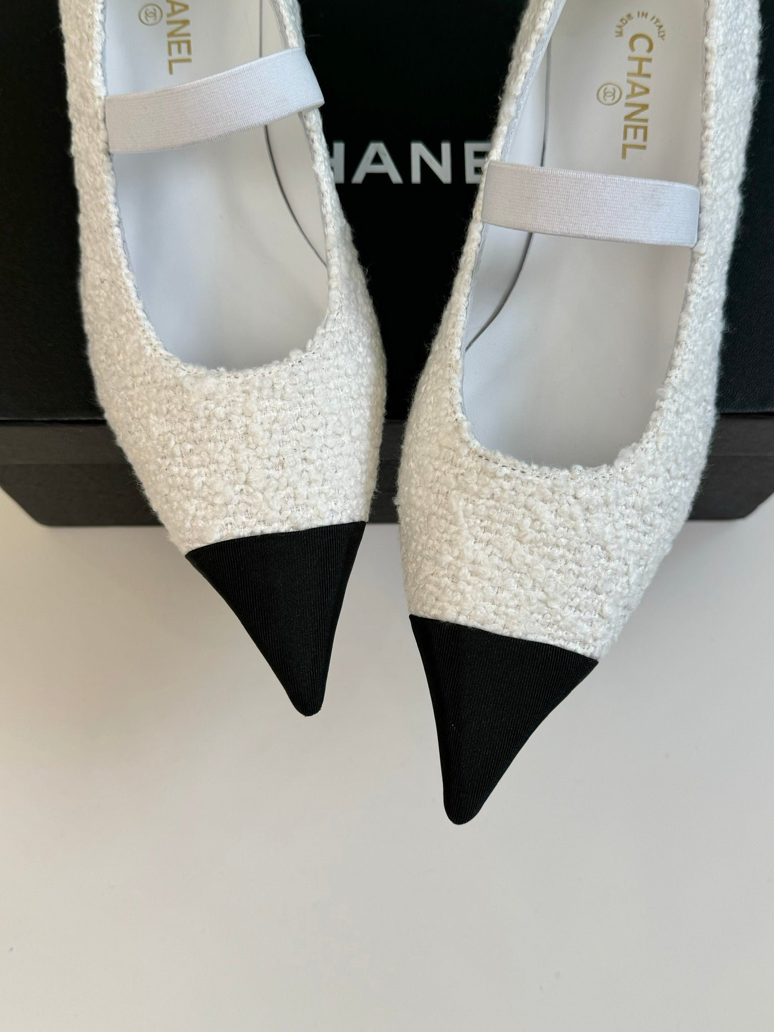 CHANEL MARY JANE IN WHITE TWEED AND BLACK SATIN