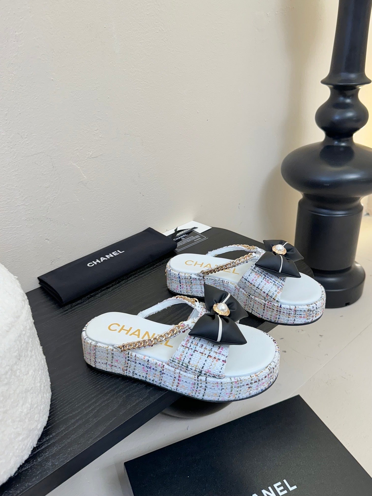 CHANEL PLATFORM FLIP-FLOPS IN WHITE TWEED FABRIC