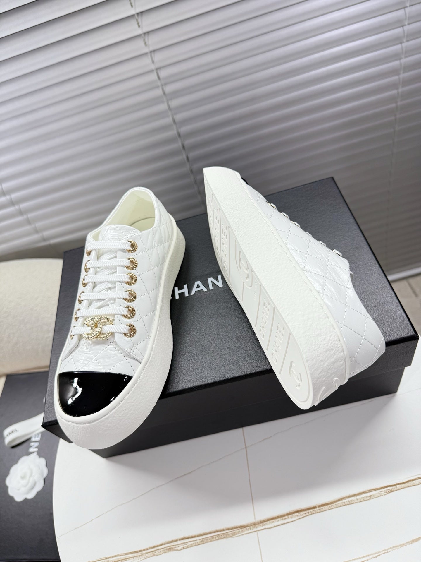 CHANEL 25S TRAINERS WHITE AND BLACK 35MM IN CALFSKIN