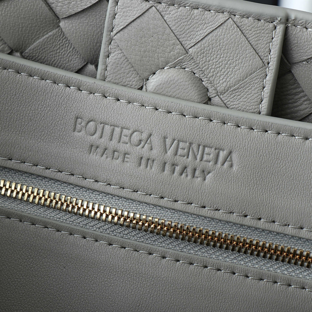 BOTTEGA VENETA MEDIUM ANDIAMO 32CM GREY LAMBSKIN