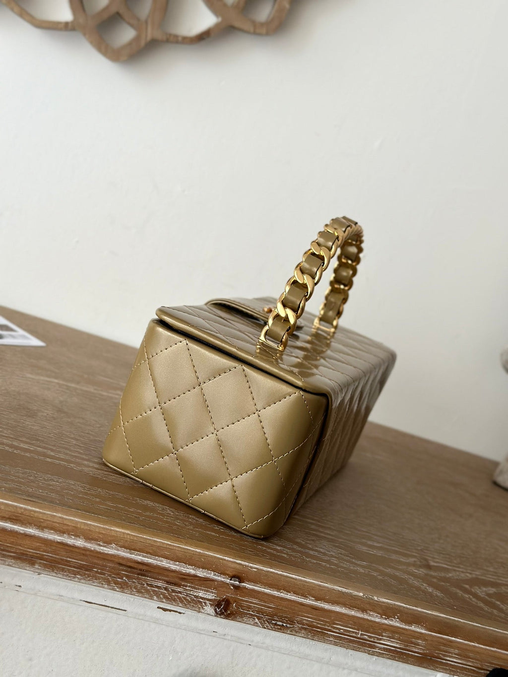 CHANEL VINTAGE COSMETIC BAG 22 IN CAPE PALLISER SHINY CALFSKIN GOLD HARDWARE