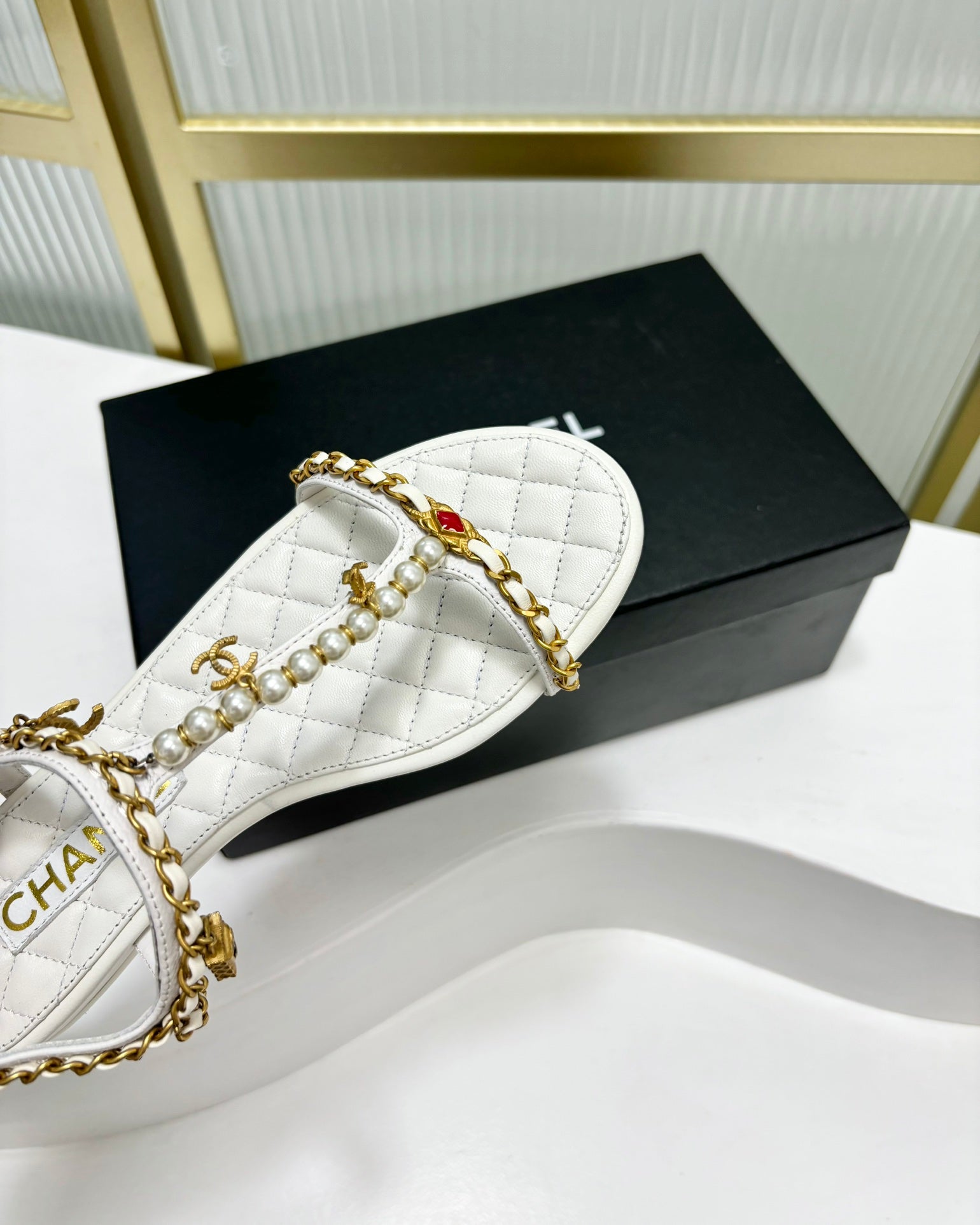 CHANEL SANDALS PEARL CHAIN IN WHITE COWHIDE