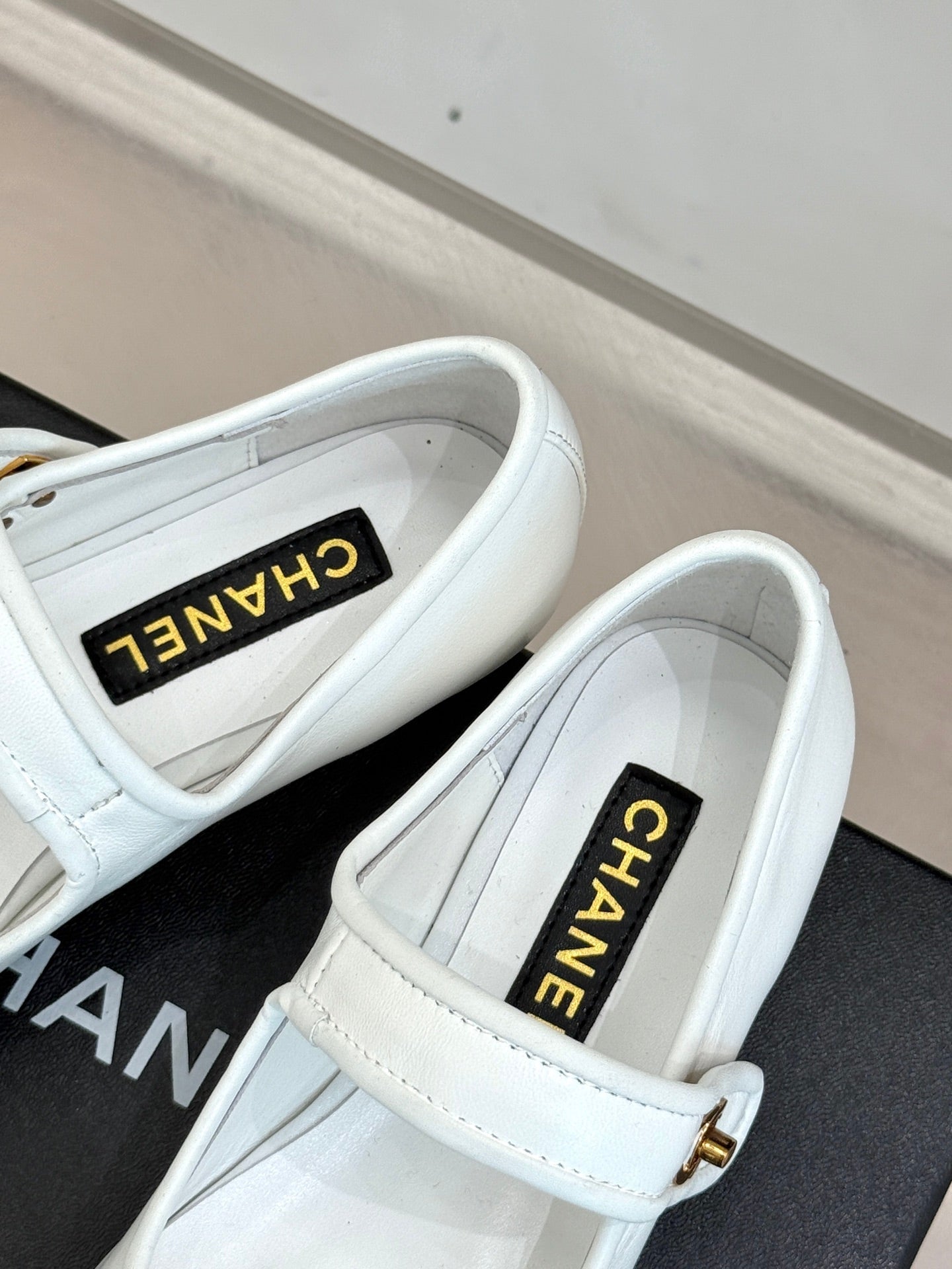 CHANEL FLAT SHOES IN BLACK AND WHITE LAMBSKIN GOLD HARDWARE
