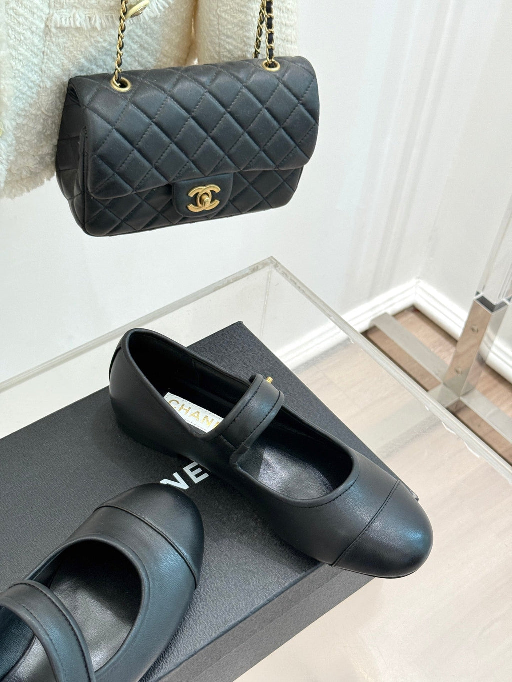 CHANEL FLAT SHOES IN BLACK LAMBSKIN GOLD HARDWARE