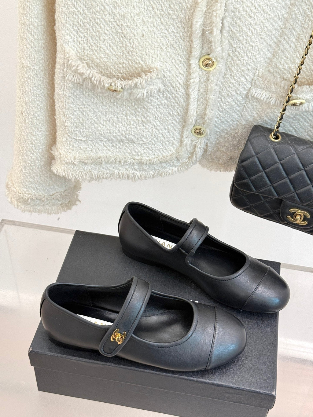 CHANEL FLAT SHOES IN BLACK LAMBSKIN GOLD HARDWARE