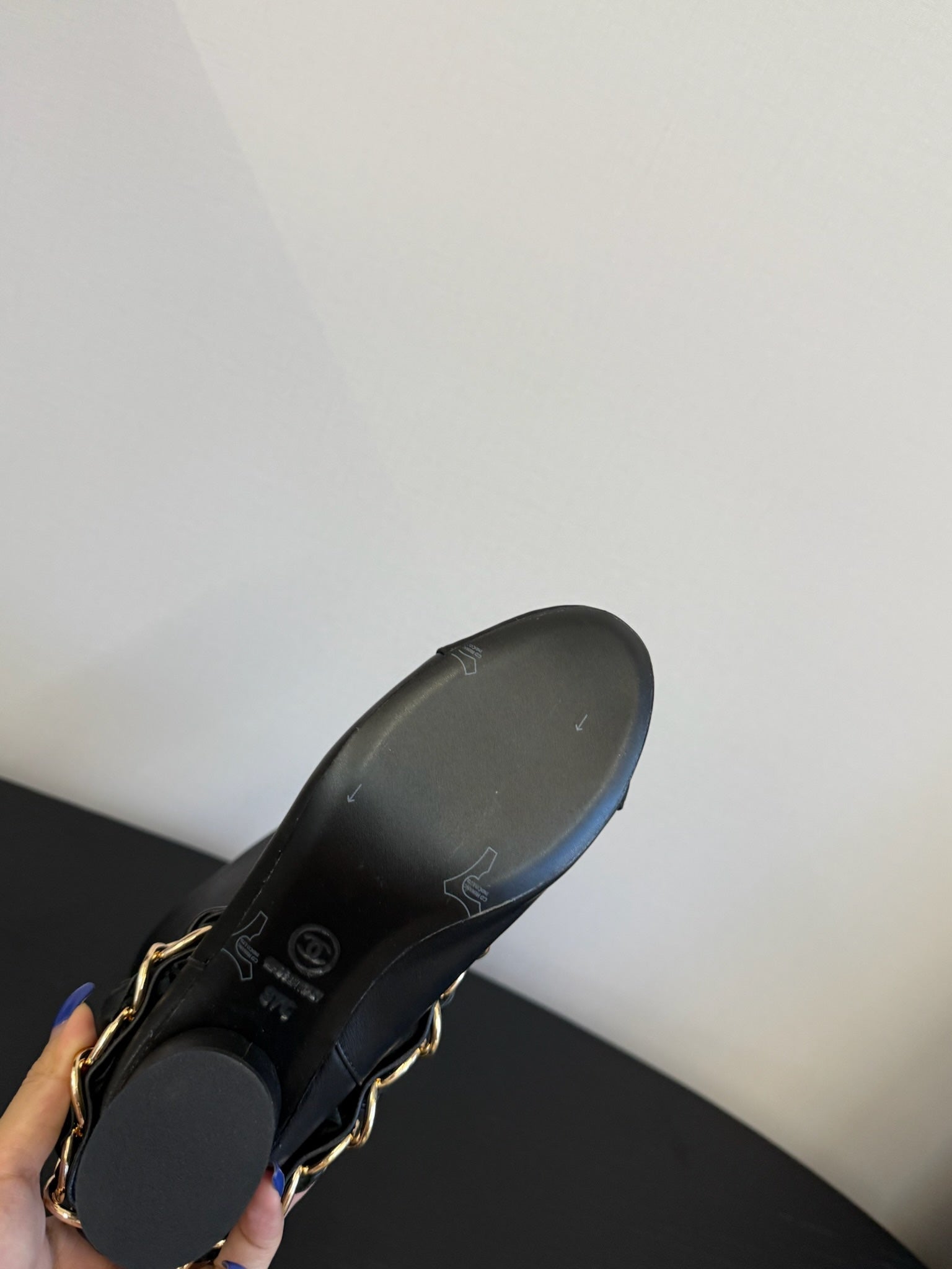 CHANEL BOOTS IN BLACK CALFSKIN WITH CHAIN