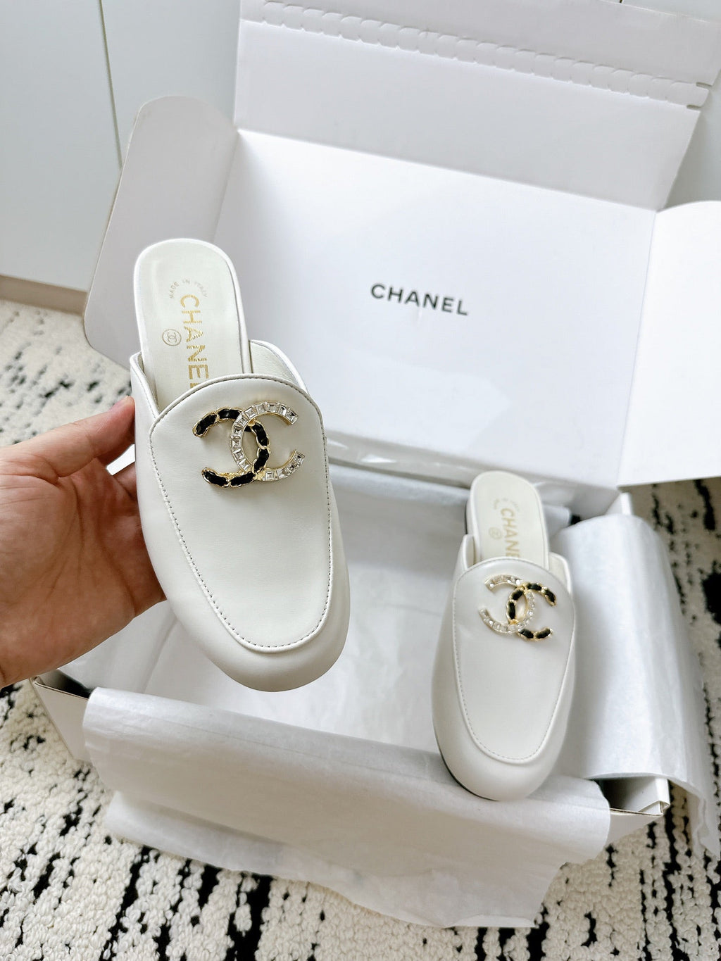 CHANEL FLAT MULE IN WHITE CALFSKIN HARDWARE WITH ROCK MIX CHAIN