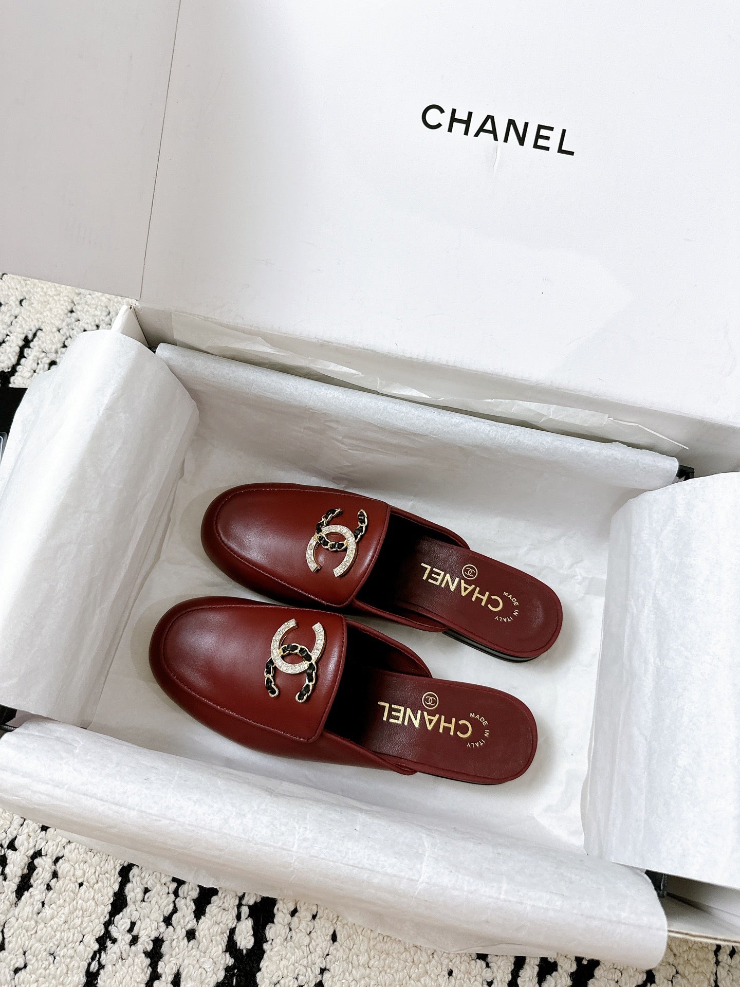 CHANEL FLAT MULE IN RUBY RED CALFSKIN HARDWARE WITH ROCK MIX CHAIN