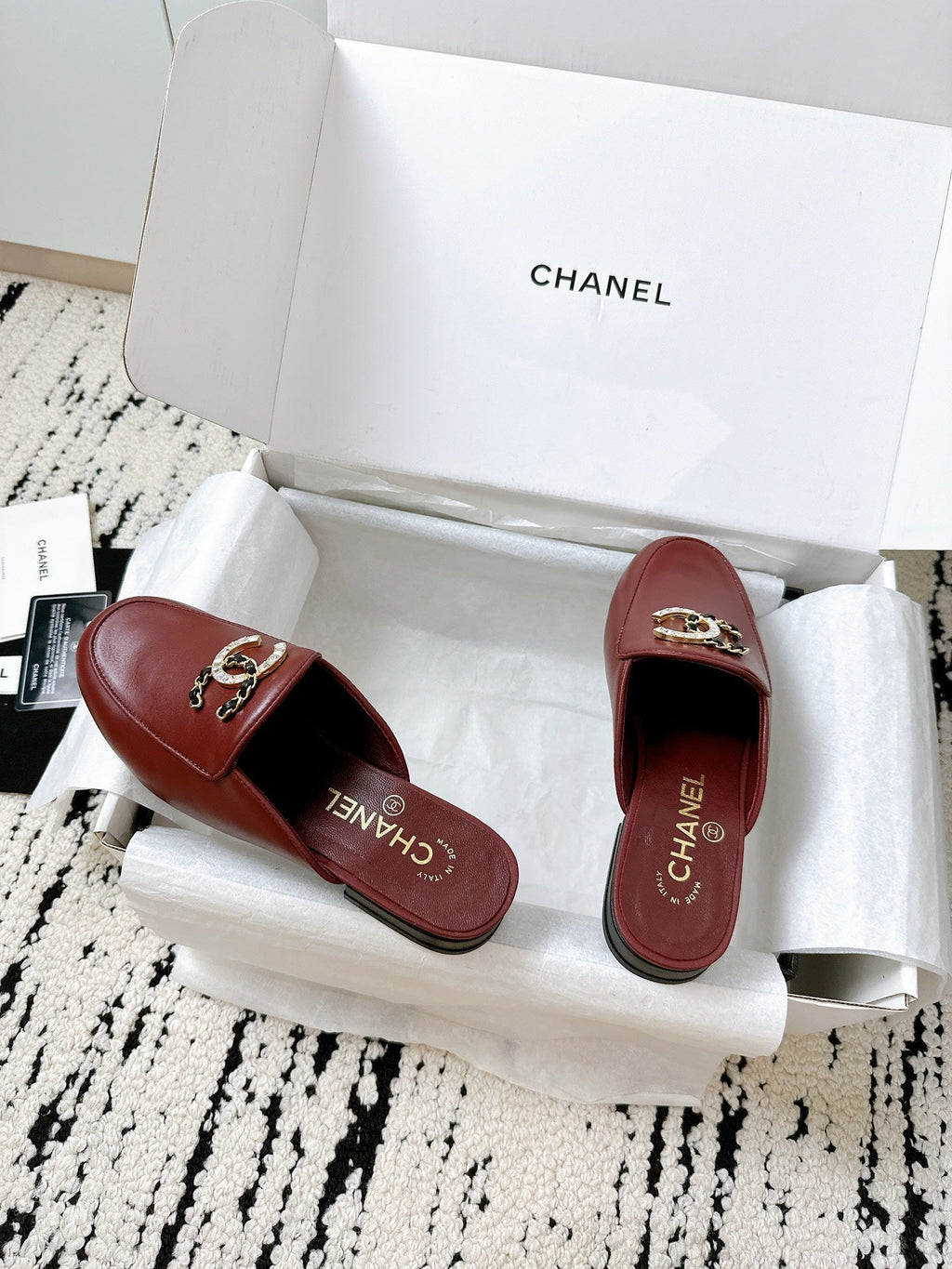 CHANEL FLAT MULE IN RUBY RED CALFSKIN HARDWARE WITH ROCK MIX CHAIN